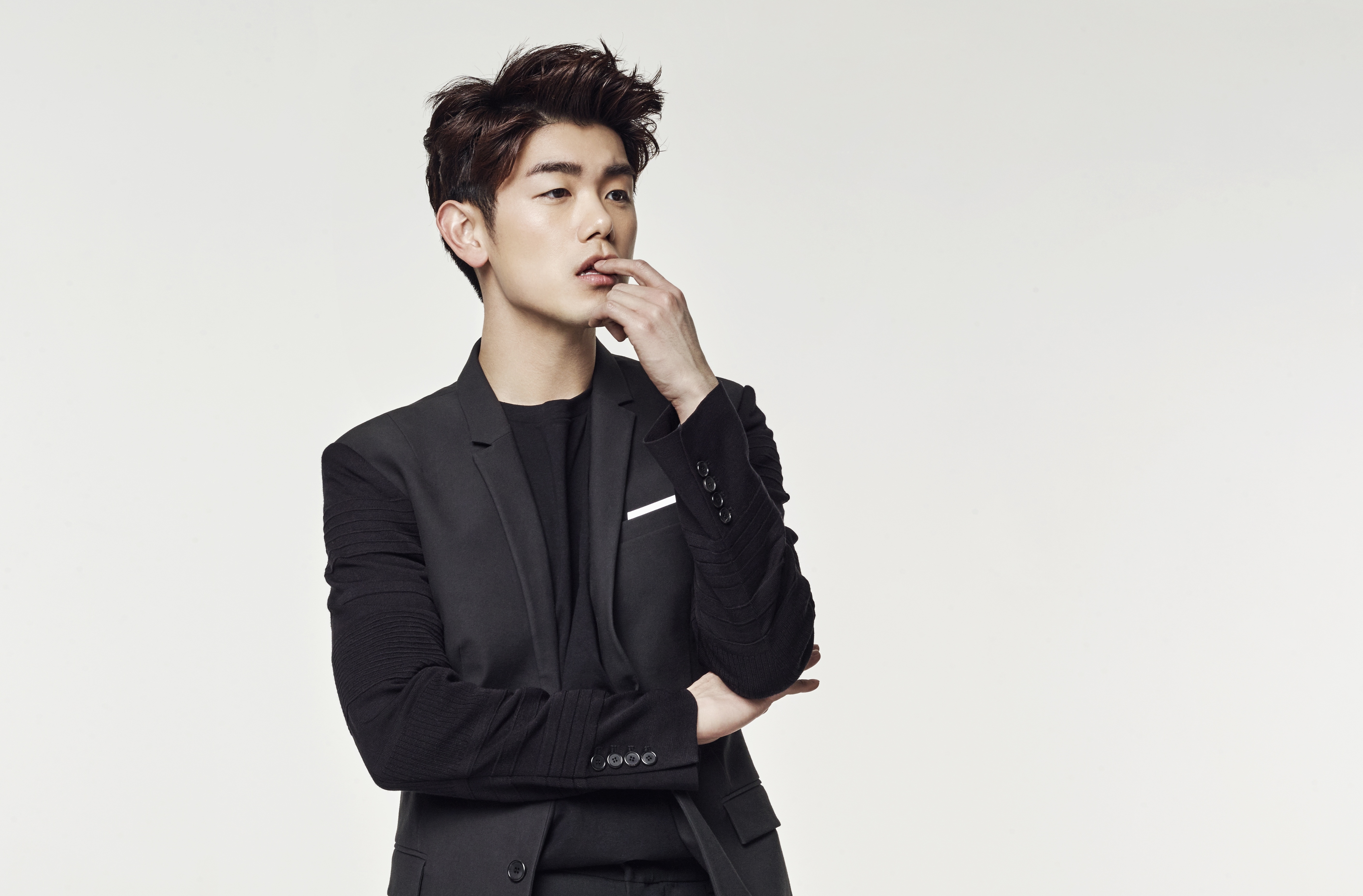 Eric Nam韓、英雙語能力傑出，還入選2017年美國《富比士》「30歲以下亞太地區最具影響力」藝人。