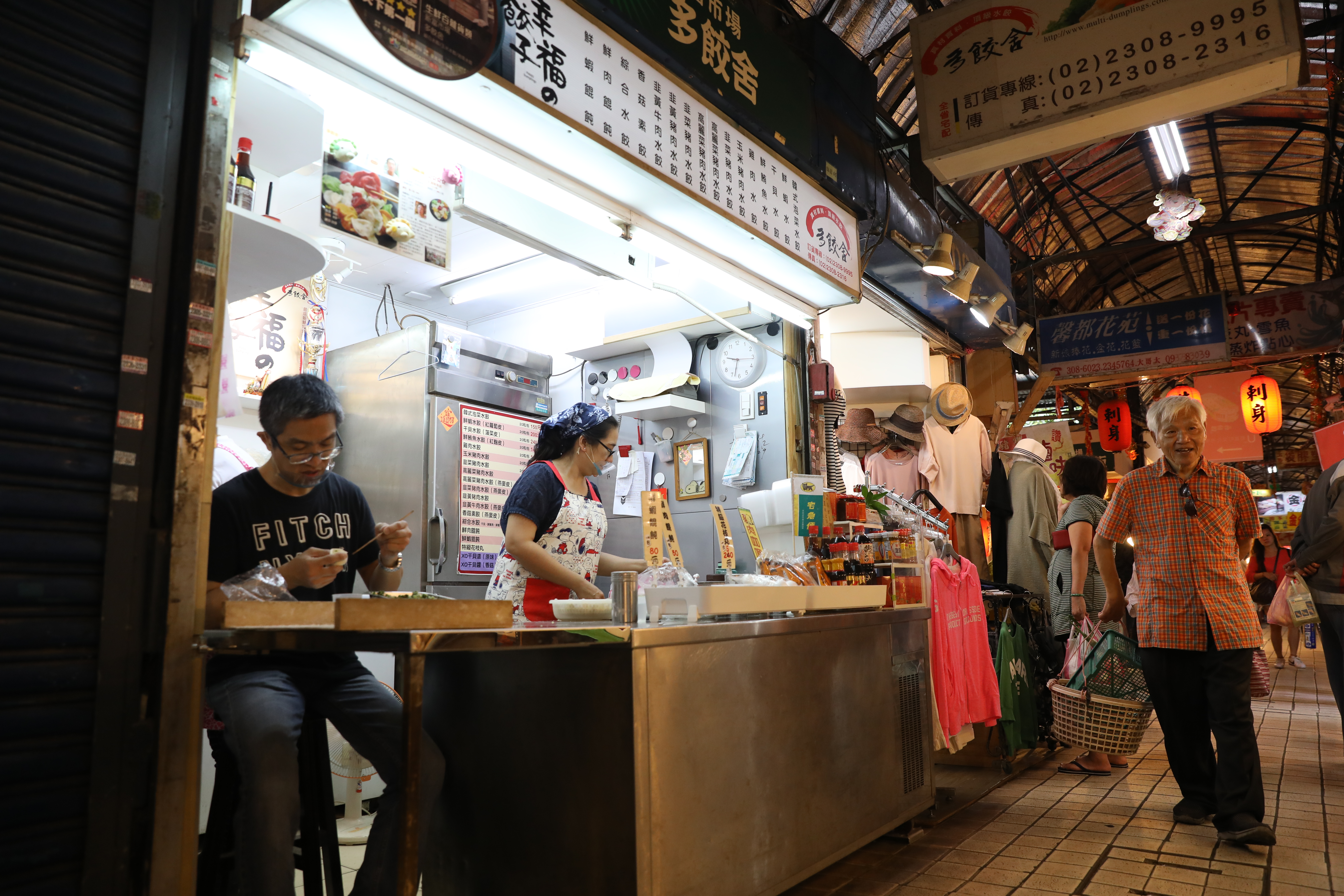 老闆娘周慧貞從小在市場長大，從賣生魚片到餃子，嗅得到日本職人精神。
