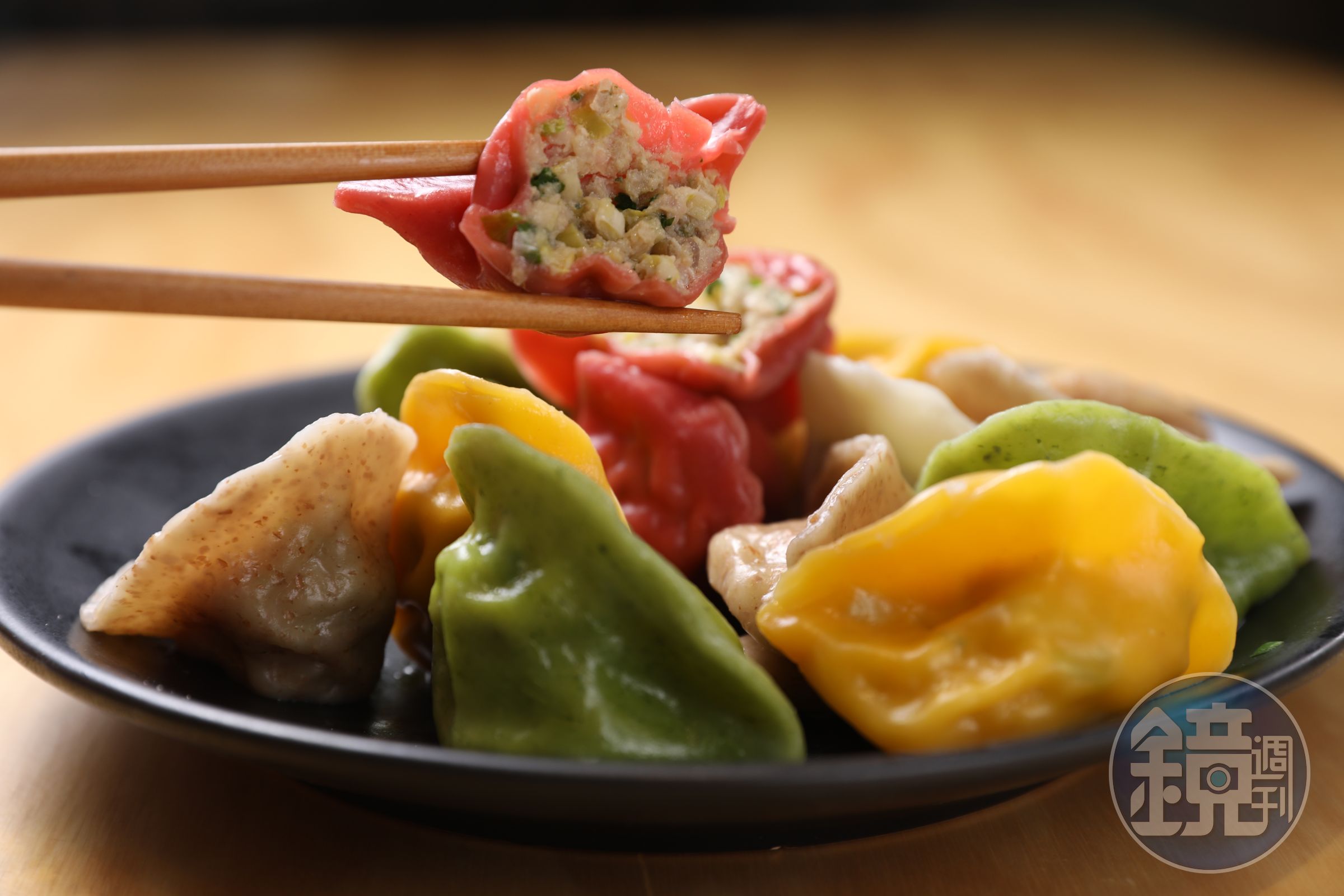 水餃有魚肉、干貝、鮮蝦、高麗菜和韭菜各式口味，感官大滿足。（綜合水餃165元／20粒）