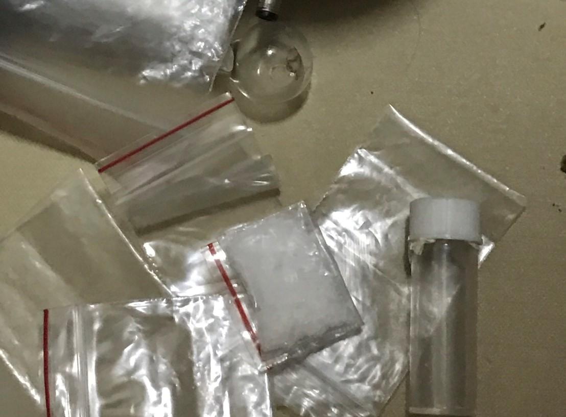 警方在曾男之處搜索時，發現床頭擺著安非他命及吸食器。