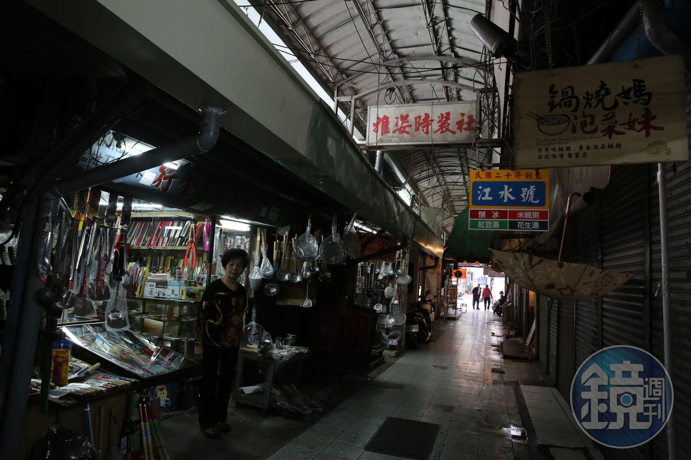 鄰居還沒開店，金連發的燈光已經亮起。