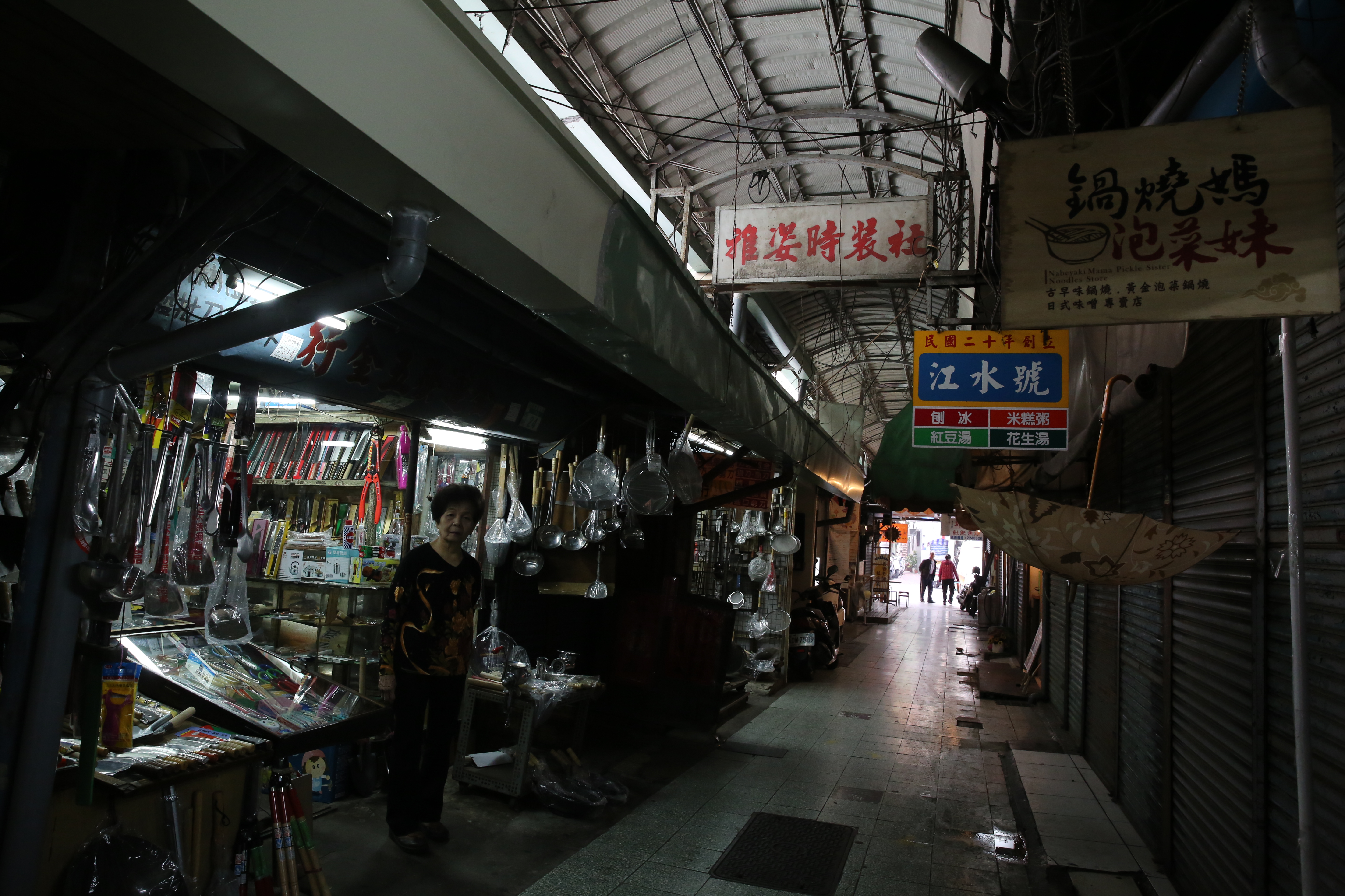 鄰居還沒開店，金連發的燈光已經亮起。