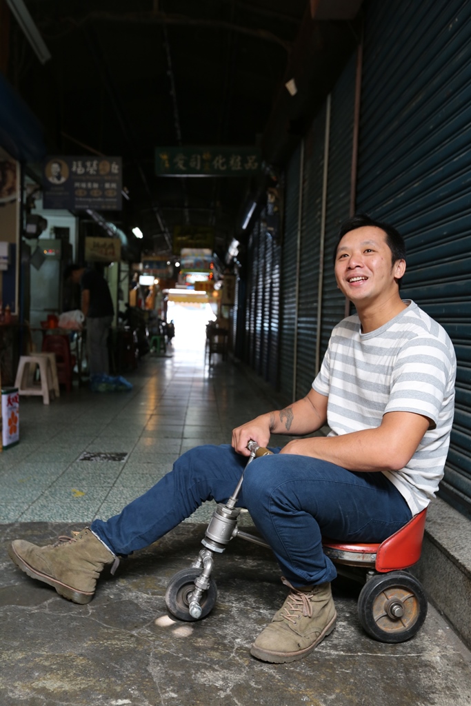 古墨愛改造東西，老椅子在他手中變成小孩玩的三輪車。