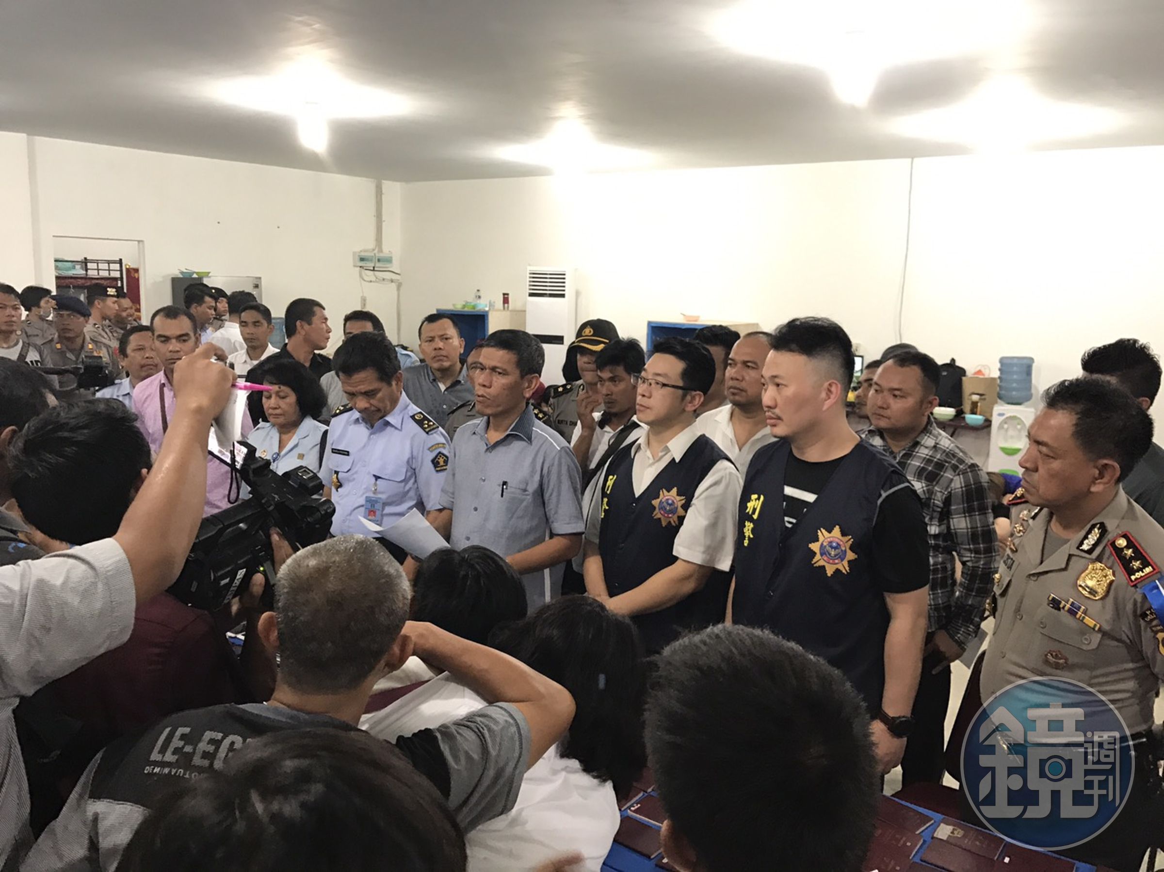 台灣、印尼警方在雅加達召開記者會，宣布破獲跨國詐騙集團。