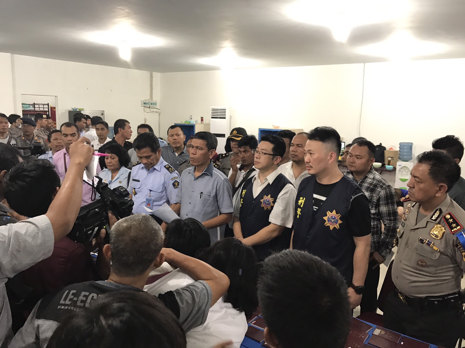 台灣、印尼警方在雅加達召開記者會，宣布破獲跨國詐騙集團。