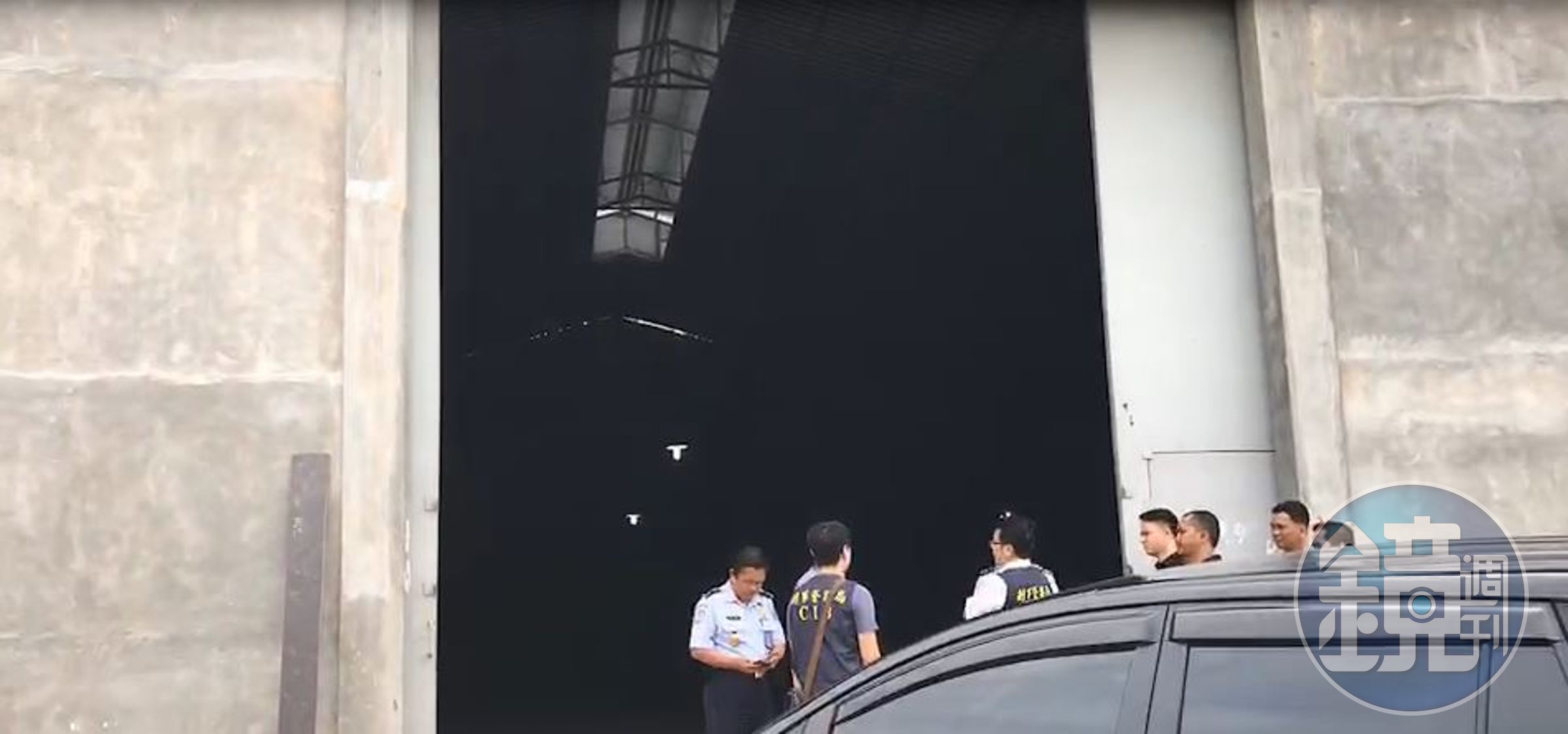 廢棄廠房內部暗藏玄機，規劃多個工作區域。