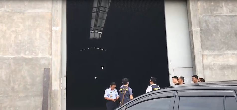 廢棄廠房內部暗藏玄機，規劃多個工作區域。