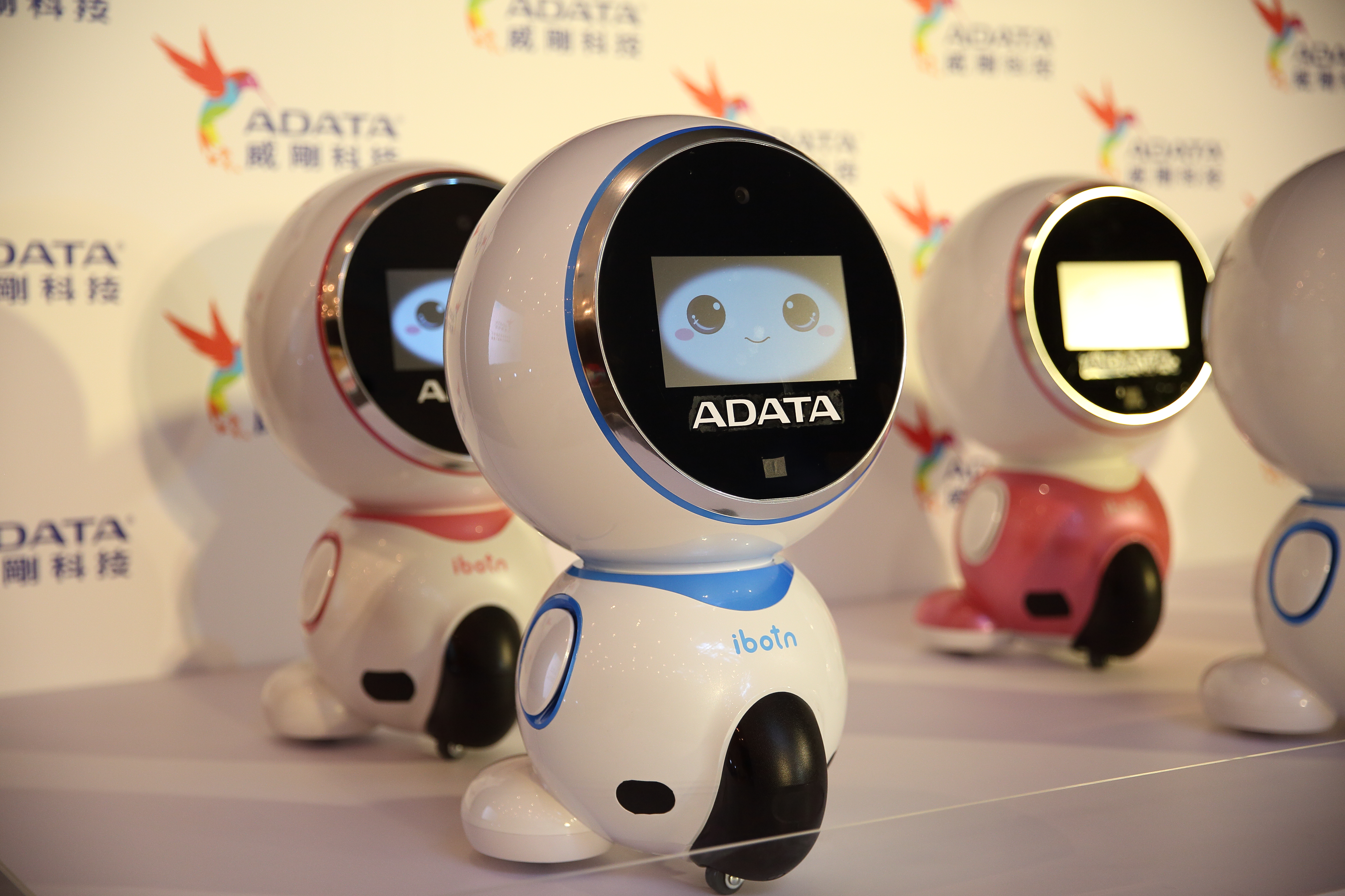 繼華碩Zenbo之後，記憶體模組廠威剛也發表了兩台居家用機器人。