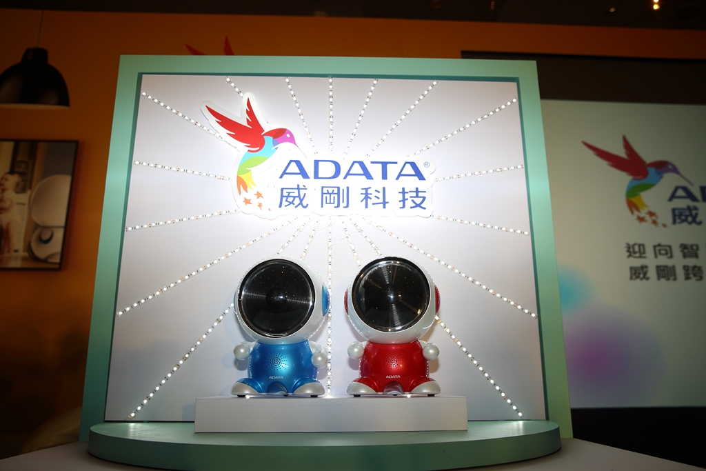 這次威剛發表了兩台機器人，內建包括中、英、日、法、葡、西等6國語言版本。