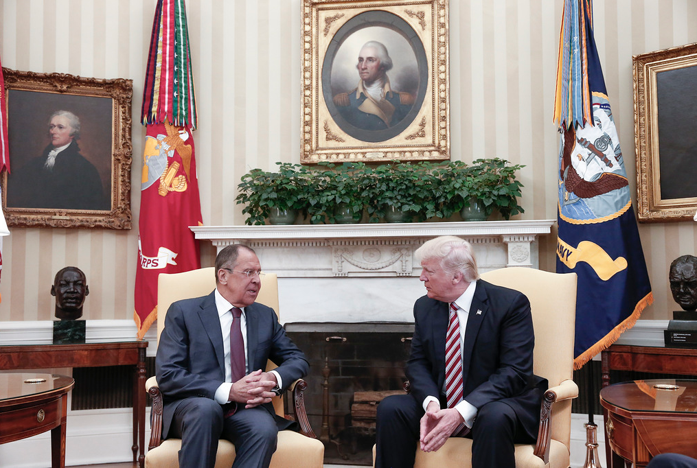 俄羅斯外長拉夫羅夫(Sergei Lavrov)受邀至白宮訪問，當記者問他對柯米被炒時，他還不可置信地說，「他被開除了？你在開玩笑吧！」(東方IC)