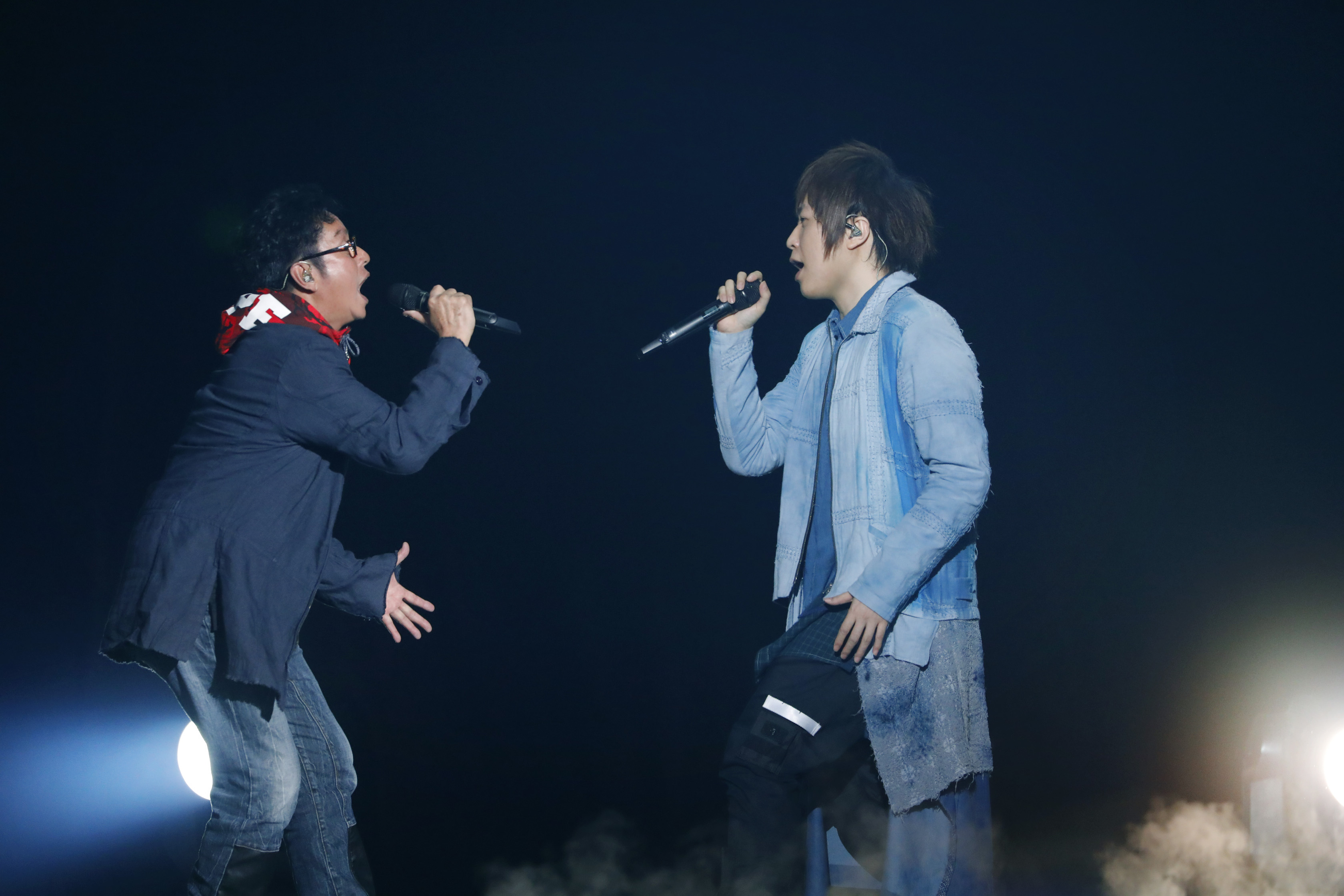 五月天香港演唱會找台譚詠麟打卡上班，合唱〈脫胎換骨〉。