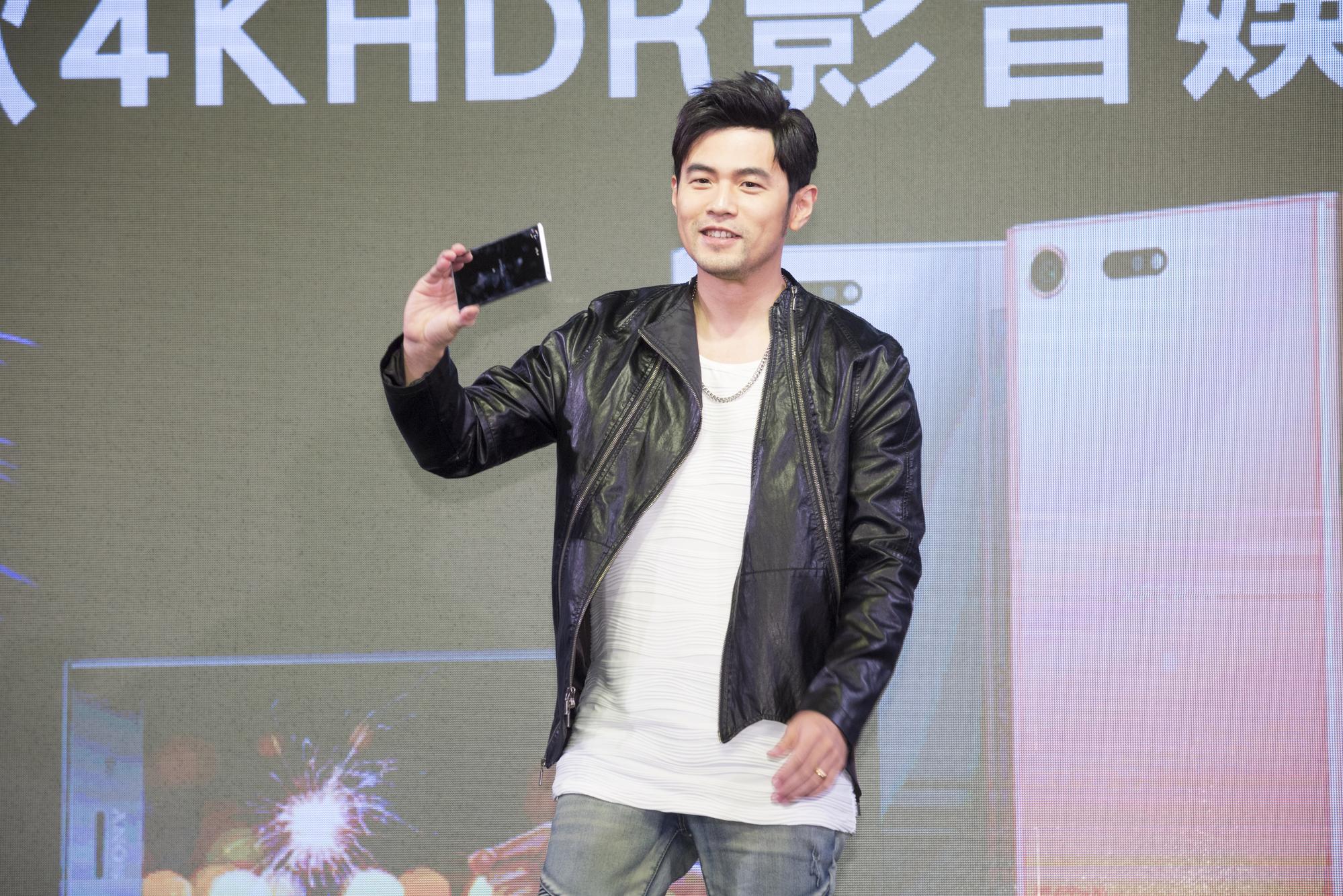 周杰倫為代言手機站台,對於〈前世情人〉無緣入圍本屆金曲獎覺得可惜。