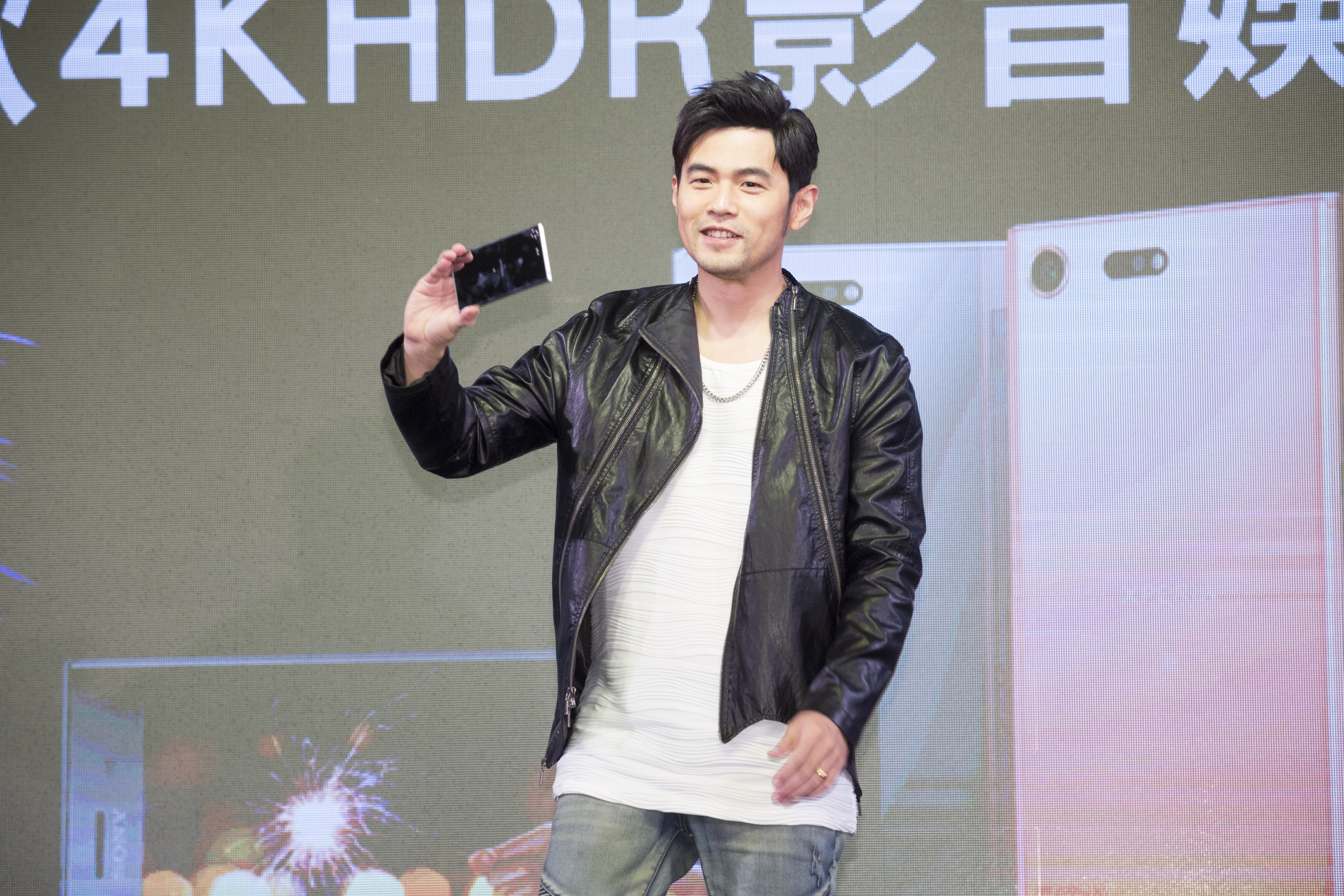 周杰倫為代言手機站台，對於〈前世情人〉無緣入圍本屆金曲獎覺得可惜。