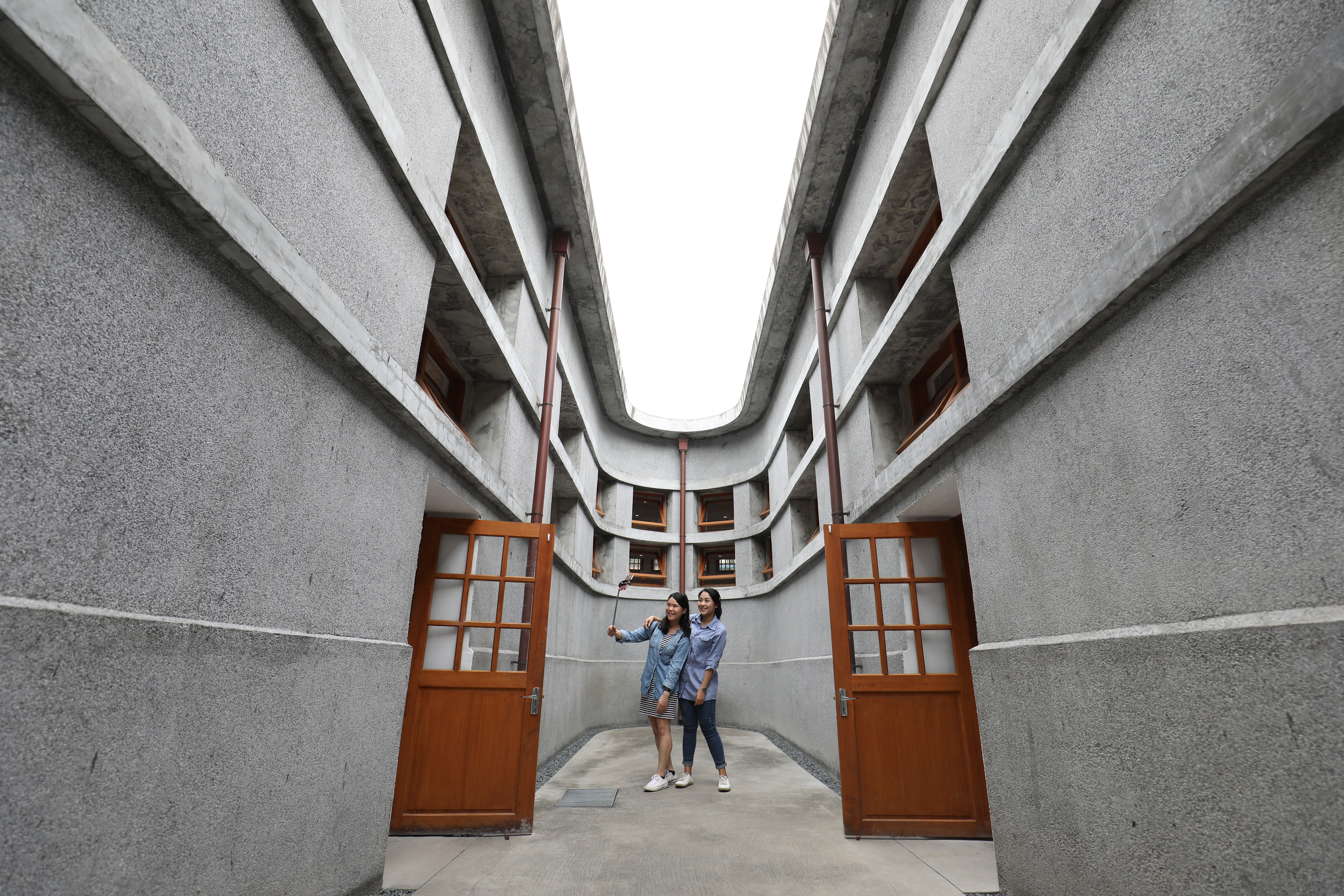 「新富町文化市場U-mkt」擁有獨特的U形天井，吸引年輕人打卡朝聖。