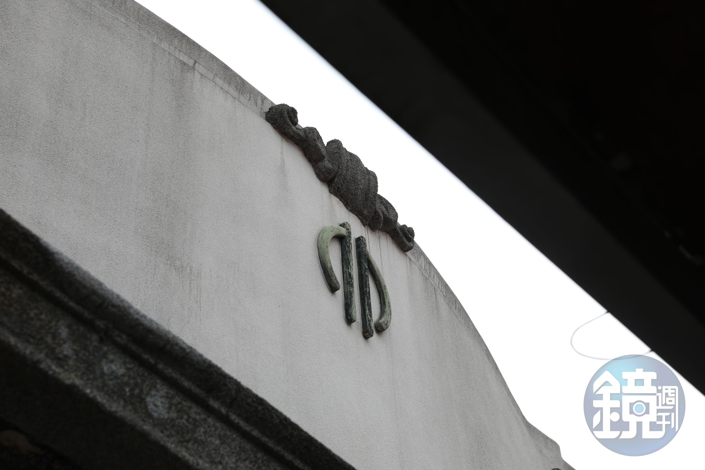 老市場門口仍可見昔日的台北市市徽。