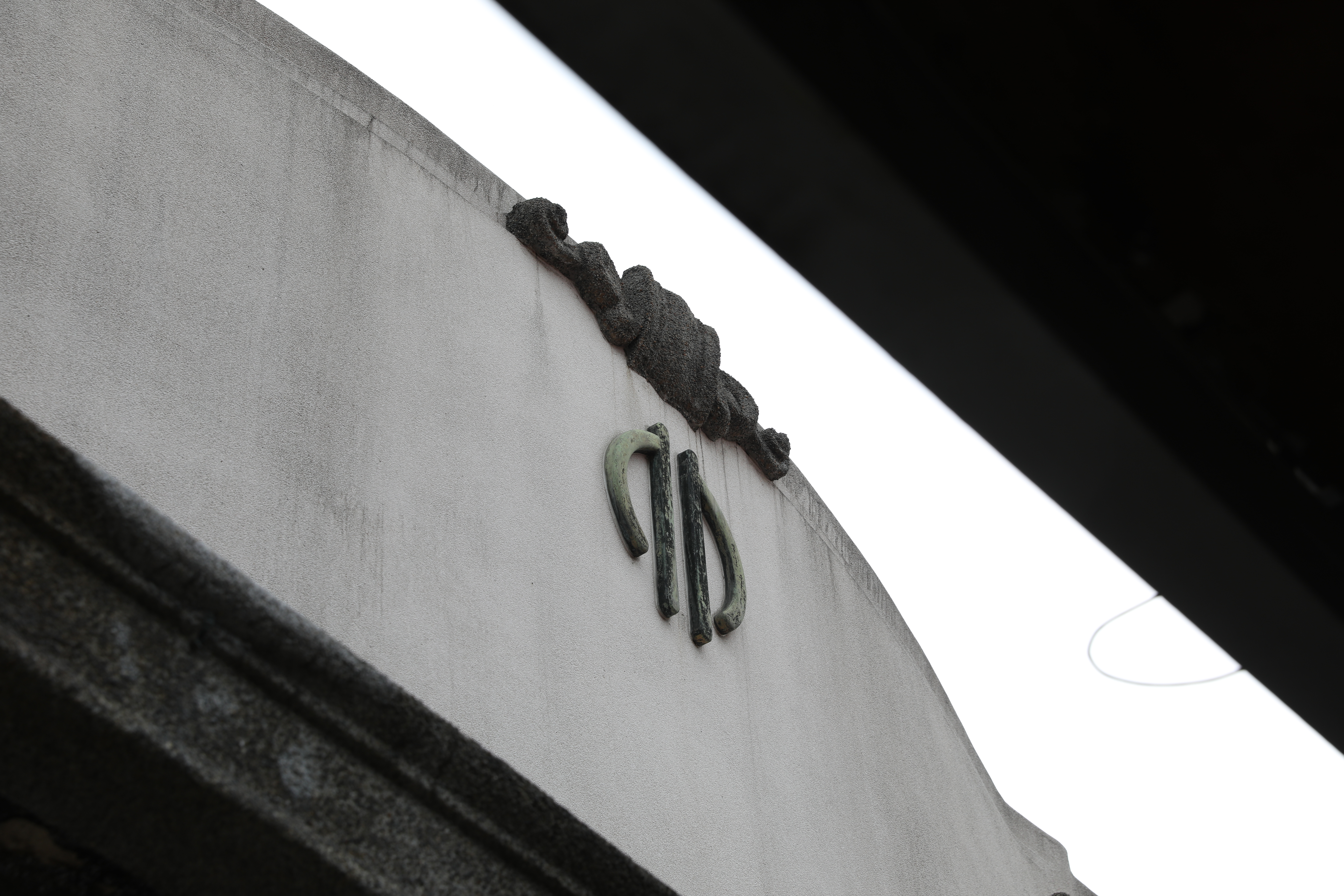 老市場門口仍可見昔日的台北市市徽。