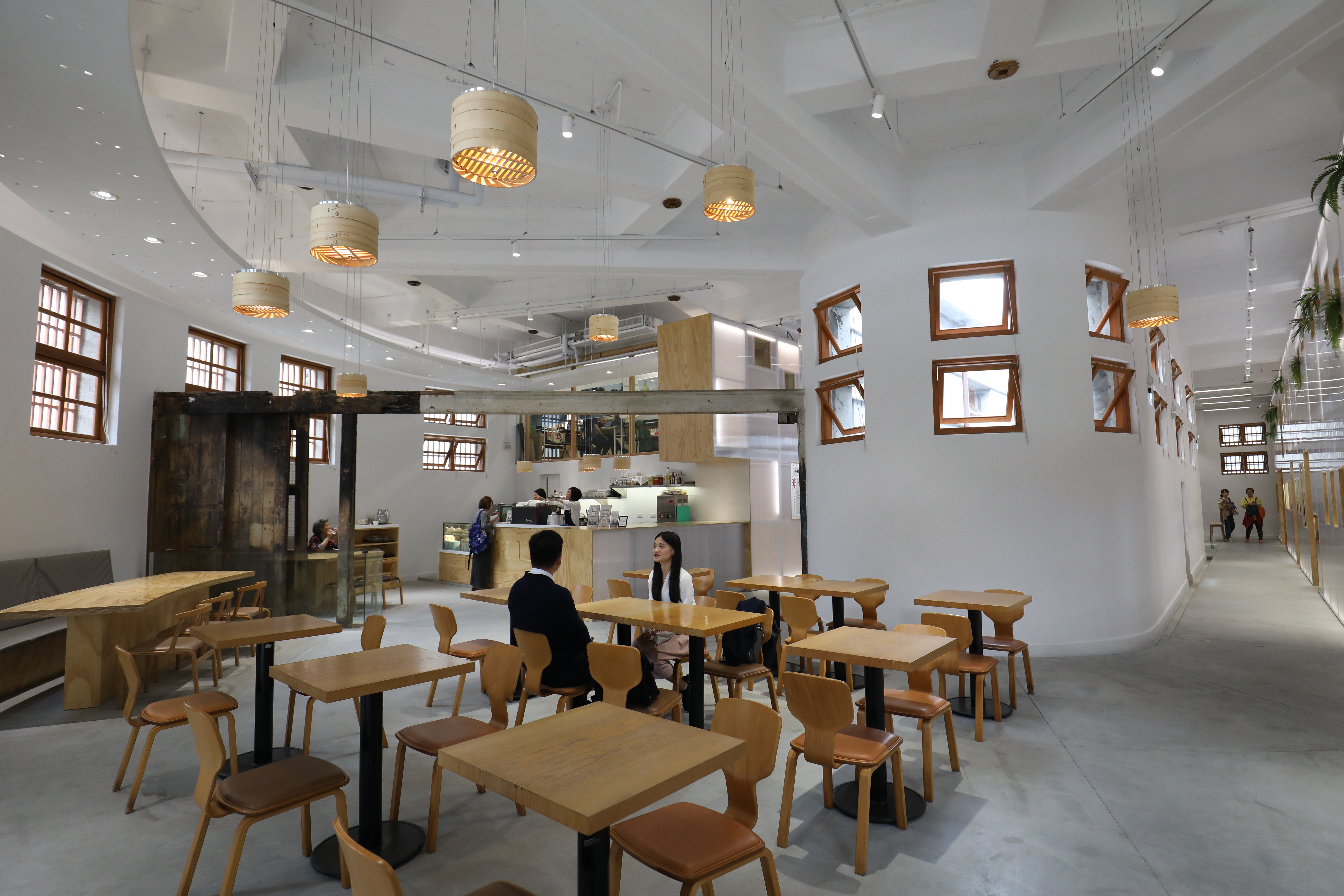 「MOT CAFÉ明日咖啡」空間挑高4米，陽光由窗孔灑入室內，老市場彷彿又甦醒起來。