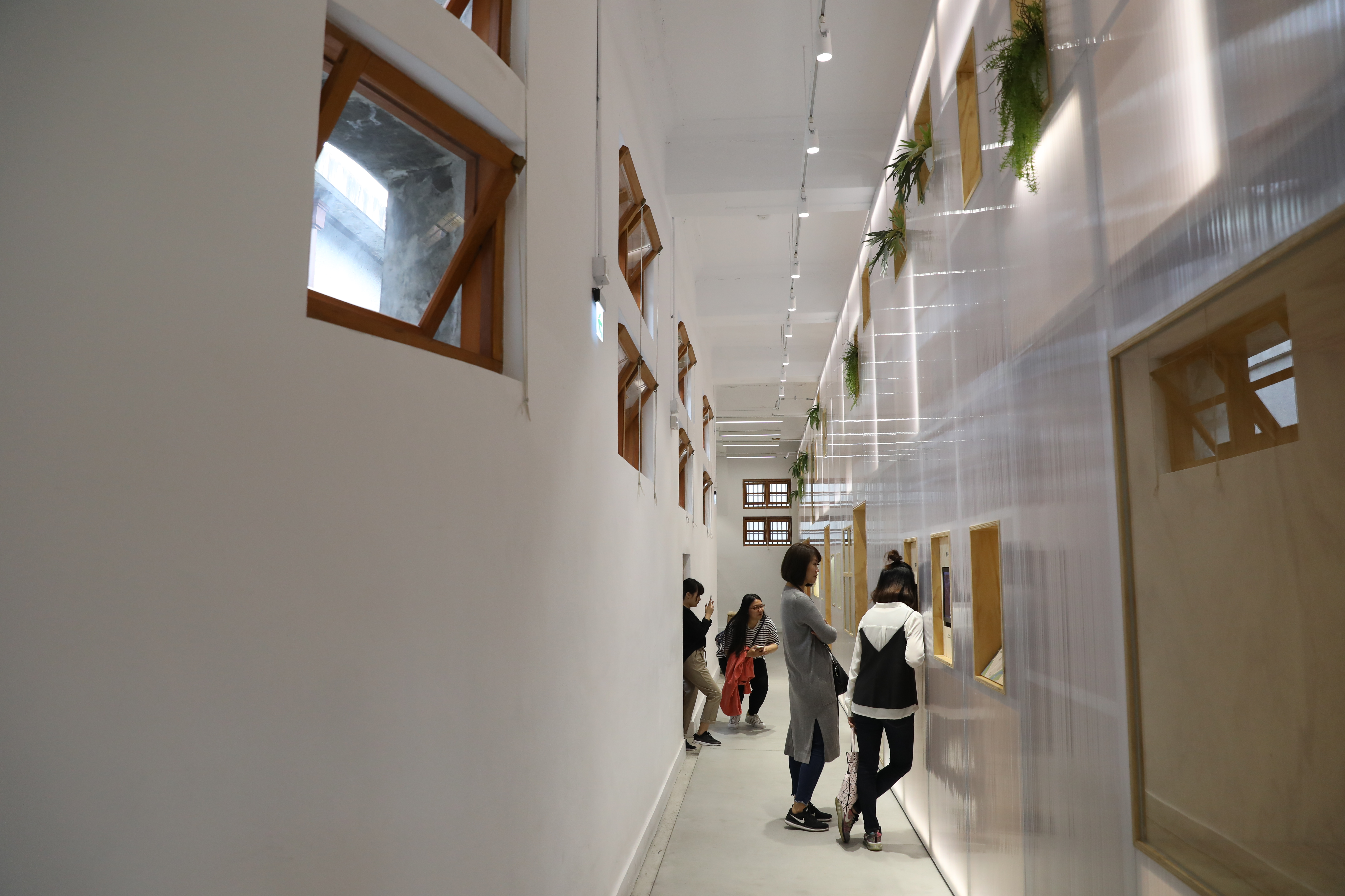 白色展廊框住老市場的前世今生。