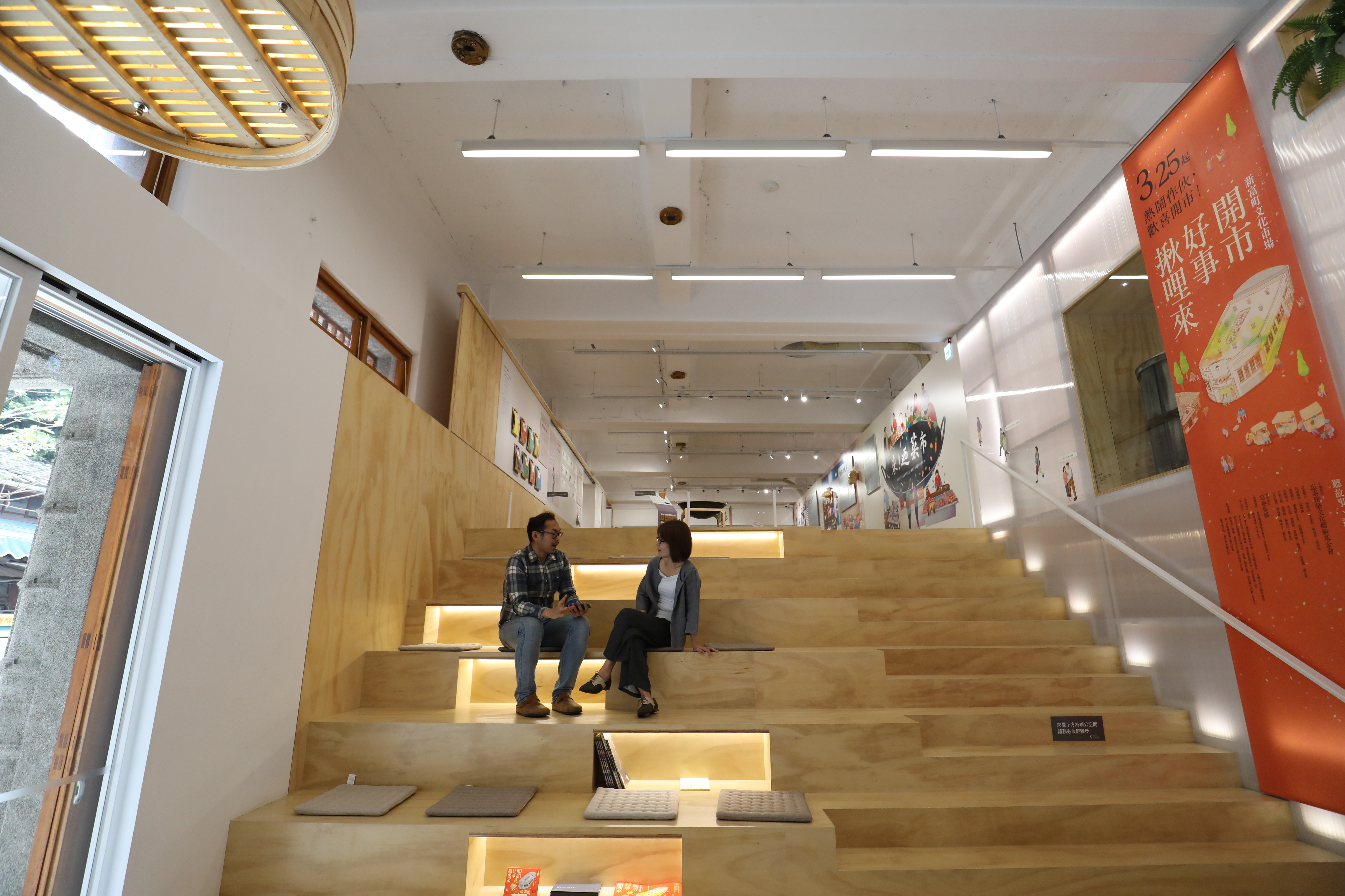 新富市場周邊有不少「半樓仔」，展場空間以當代手法呼應老格局。