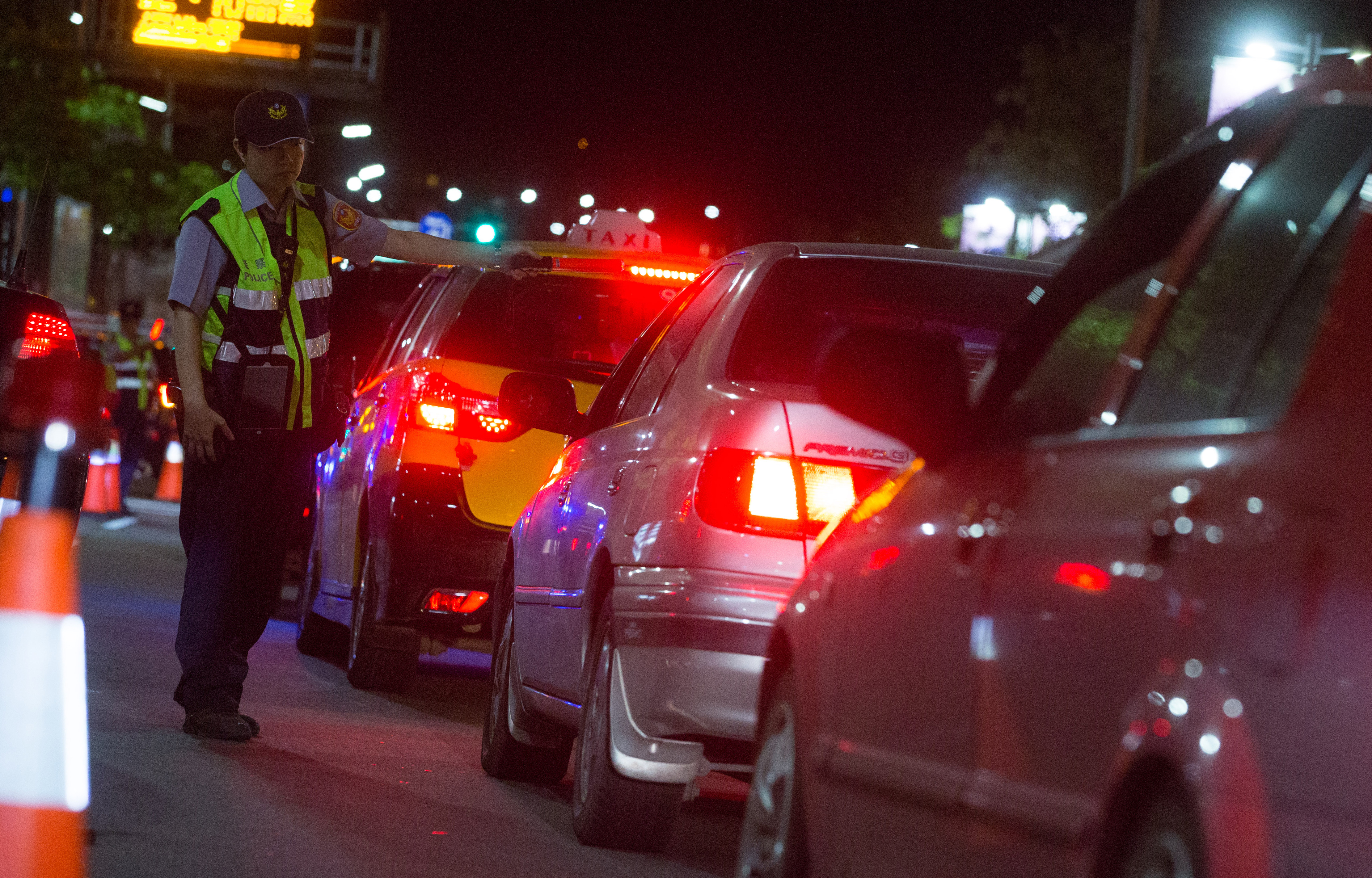  近10年來，台灣有3,365人死於酒駕事故，即使警方不斷加強臨檢，仍有酒客心存僥倖。光是去年，就有超過7千人因酒駕受傷或身亡。