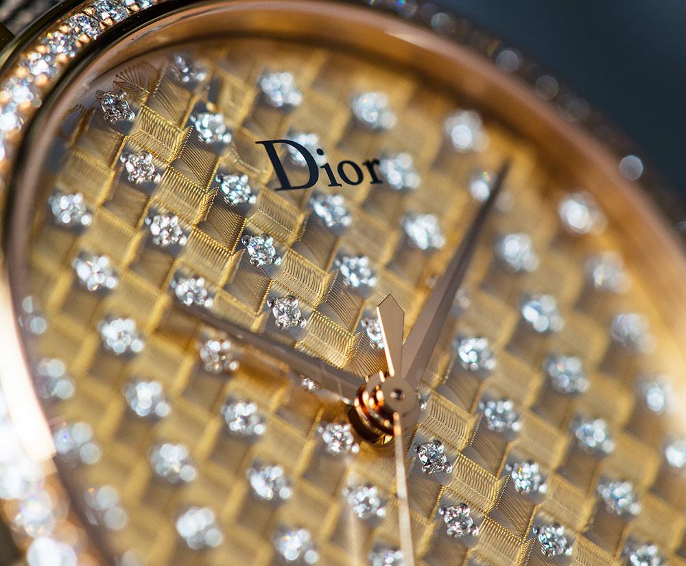 DIOR VIII Montaigne Tissage Précieux Chevron,以DIOR的高級訂製服作為靈感來源,面盤上裝飾著手工縫製的金線,且配合鑽石鑲嵌,形成華麗且豐富的層次質感。定價NT$1,250,000(限量8只)。