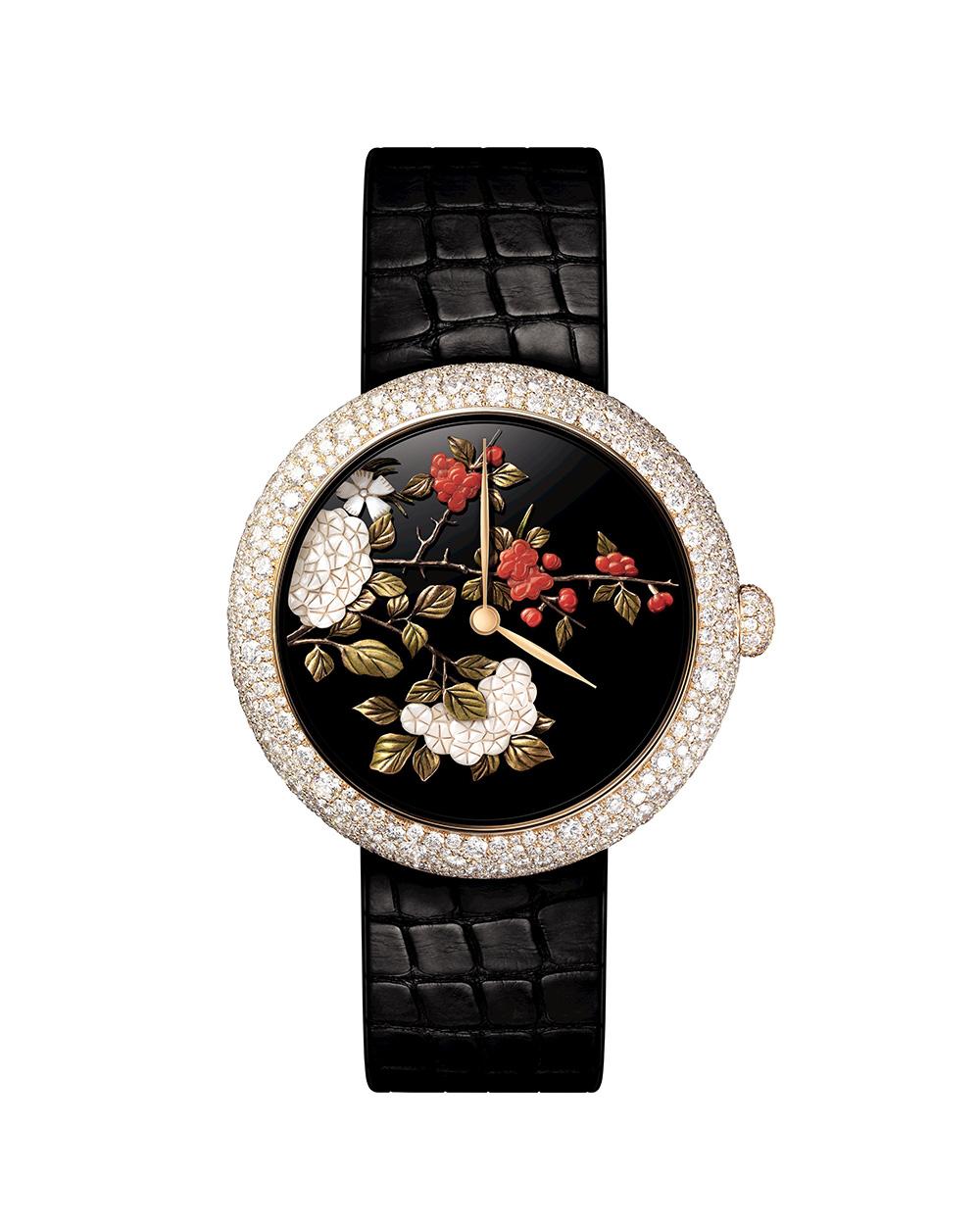 CHANEL Mademoiselle Privé Coromandel腕錶,以寶石雕刻工藝在面盤上呈現出Chanel女士最喜愛的烏木屏風圖騰,加上大明火琺瑯工法,為畫面帶來獨特的深度與真實感,每只錶盤耗時超過100小時製作,每一款面盤都獨一無二,售價未定。