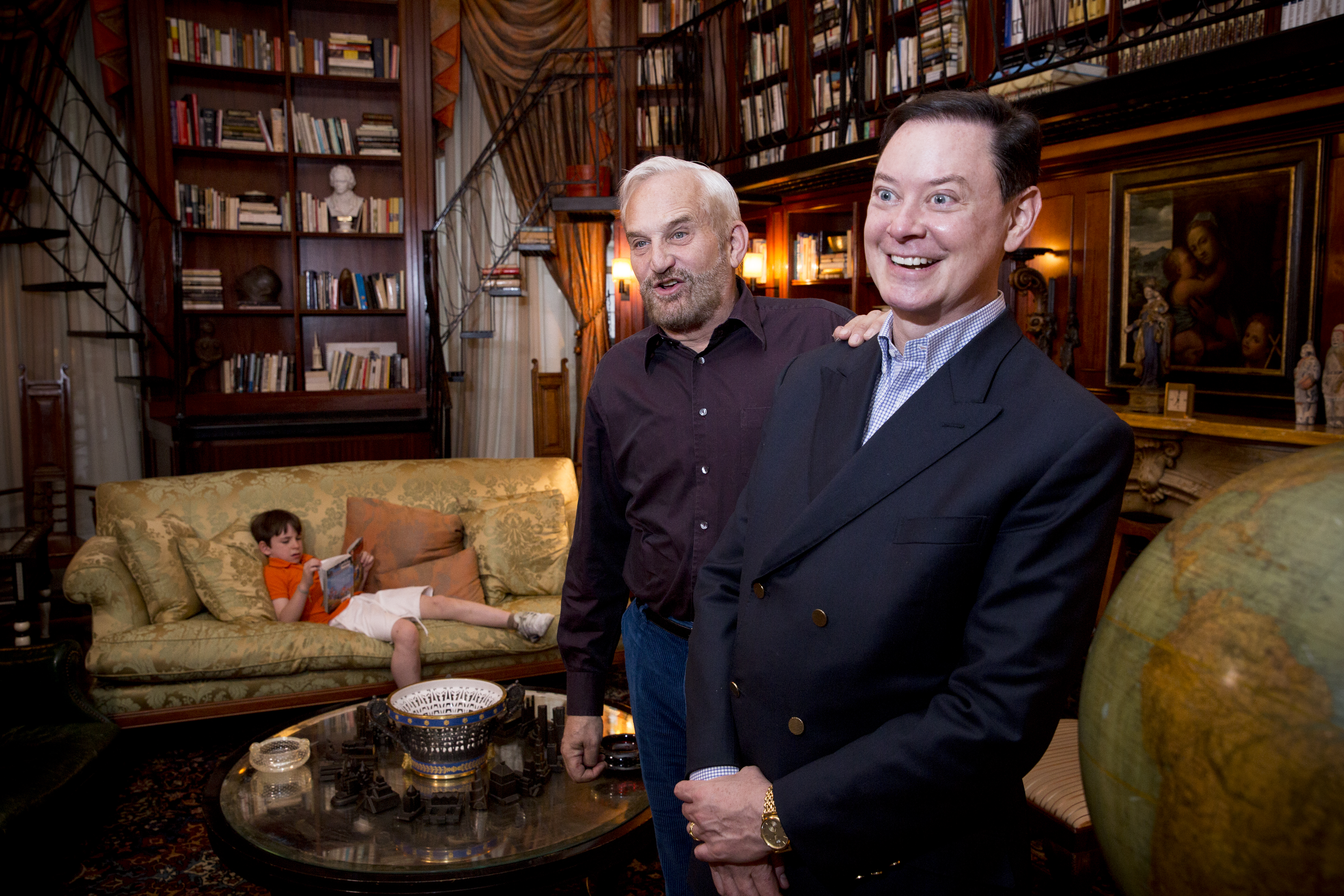 安德魯（右）和丈夫約翰約莫10年前結了婚，目前擁有1個8歲、讀小二的兒子。