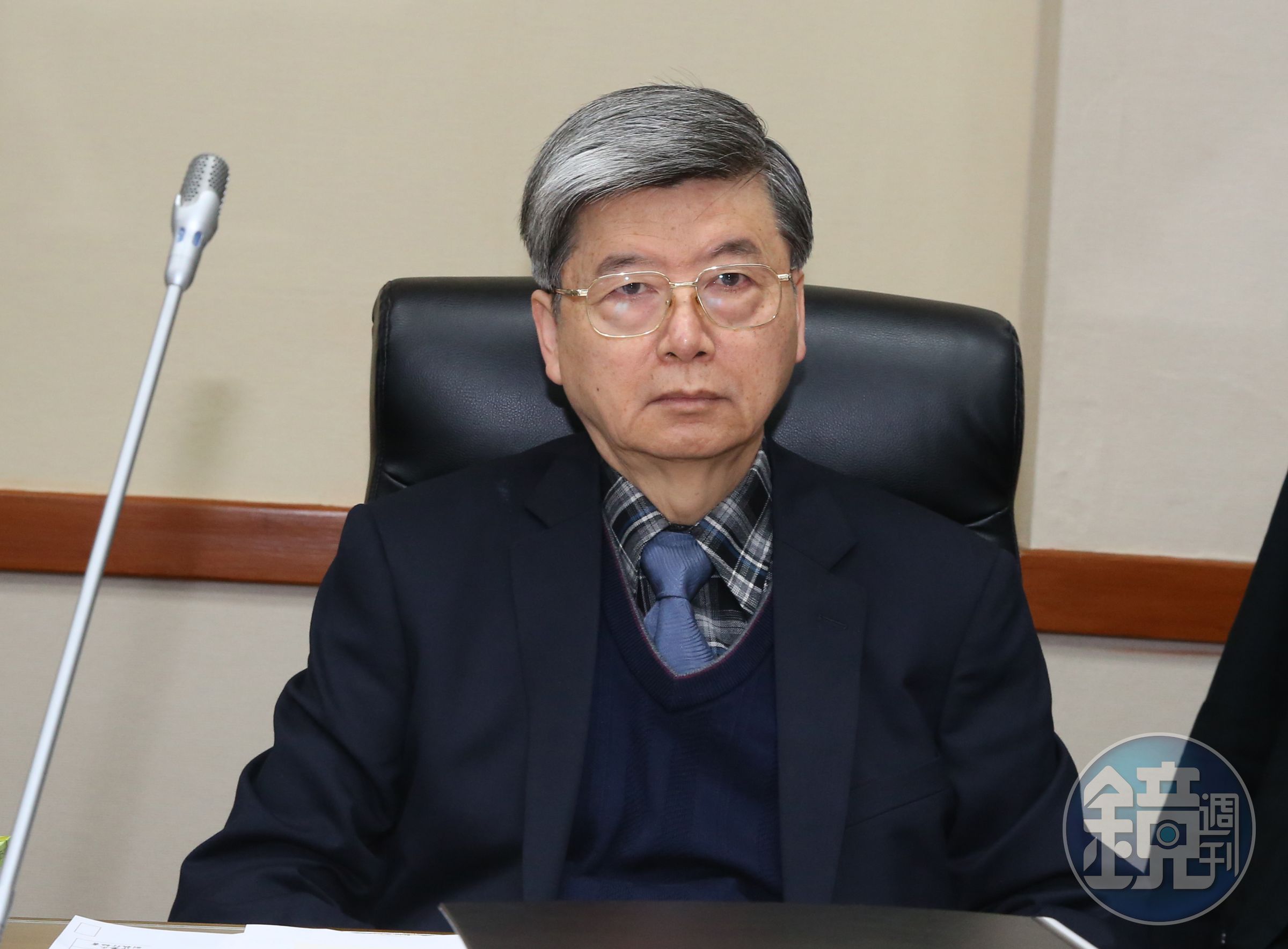 司法院副院長蔡烱燉被轟大玩兩手策略。