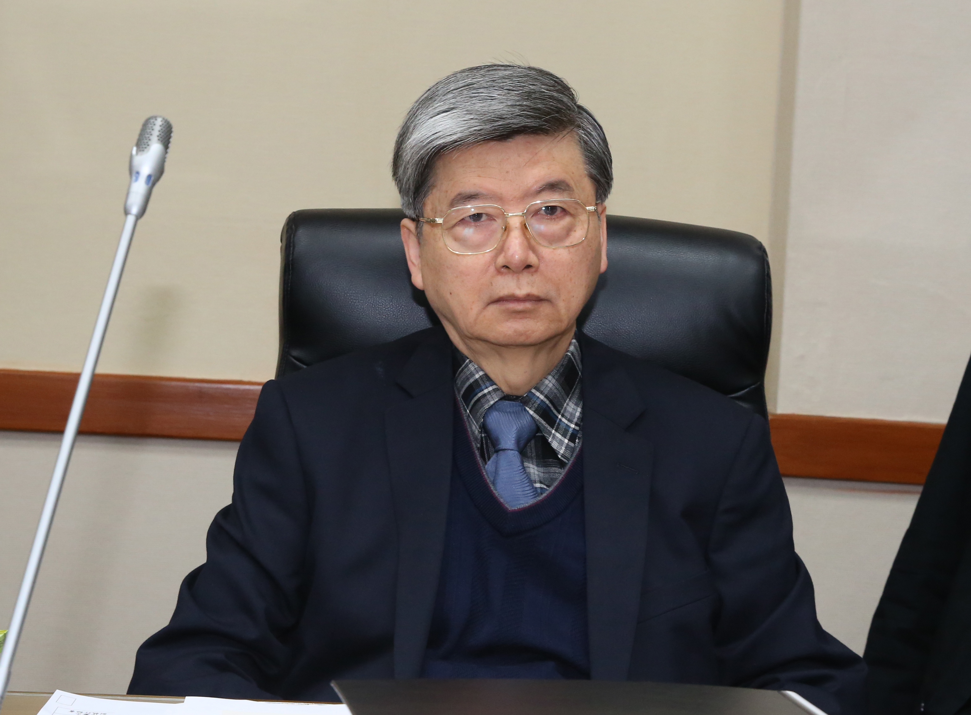 司法院副院長蔡烱燉被轟大玩兩手策略。