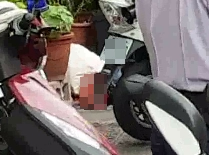 死者的頭顱掉落在機車邊，場面非常驚悚。