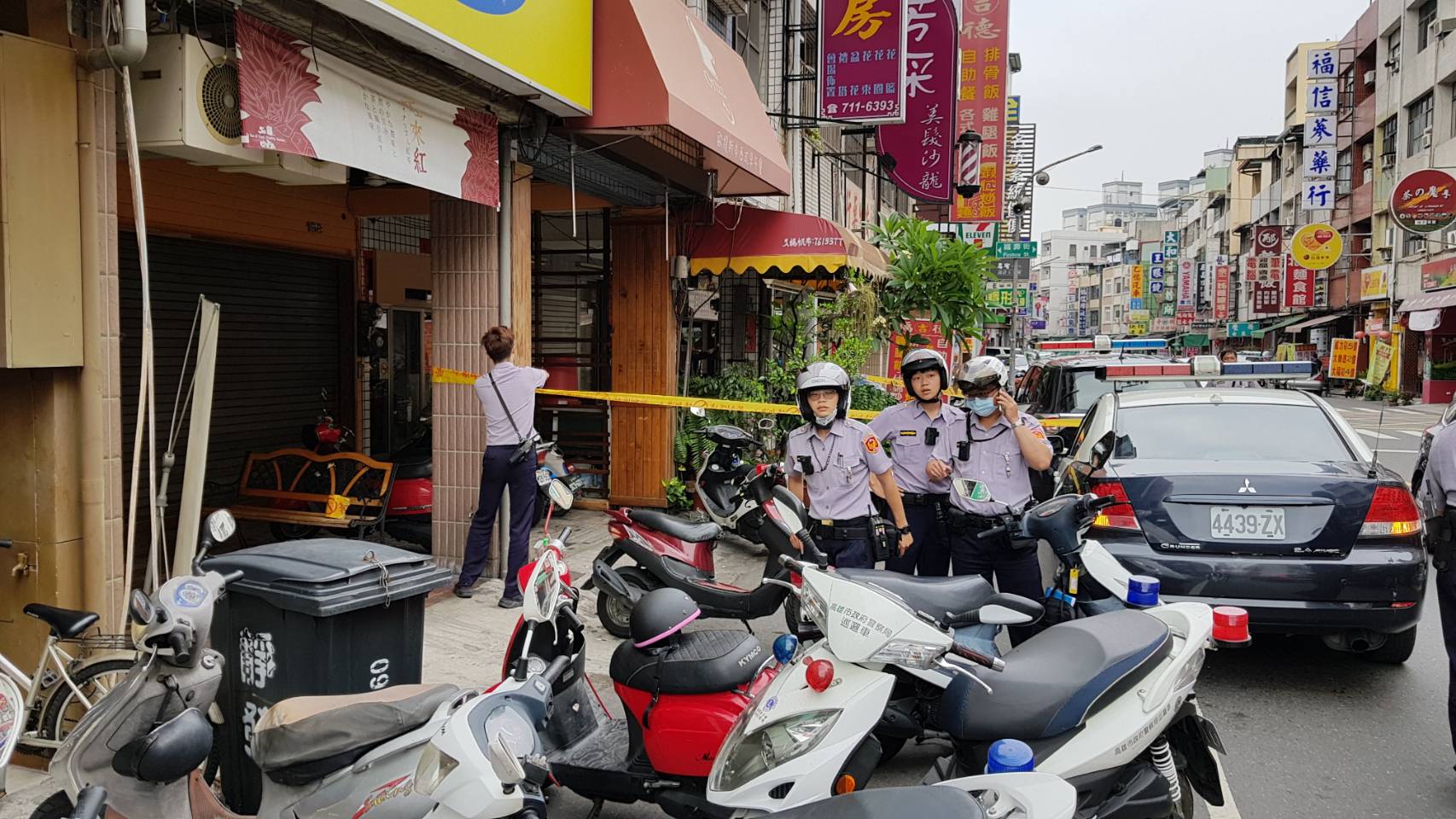 高雄發生當街斷頭命案，警方圍起封鎖線。