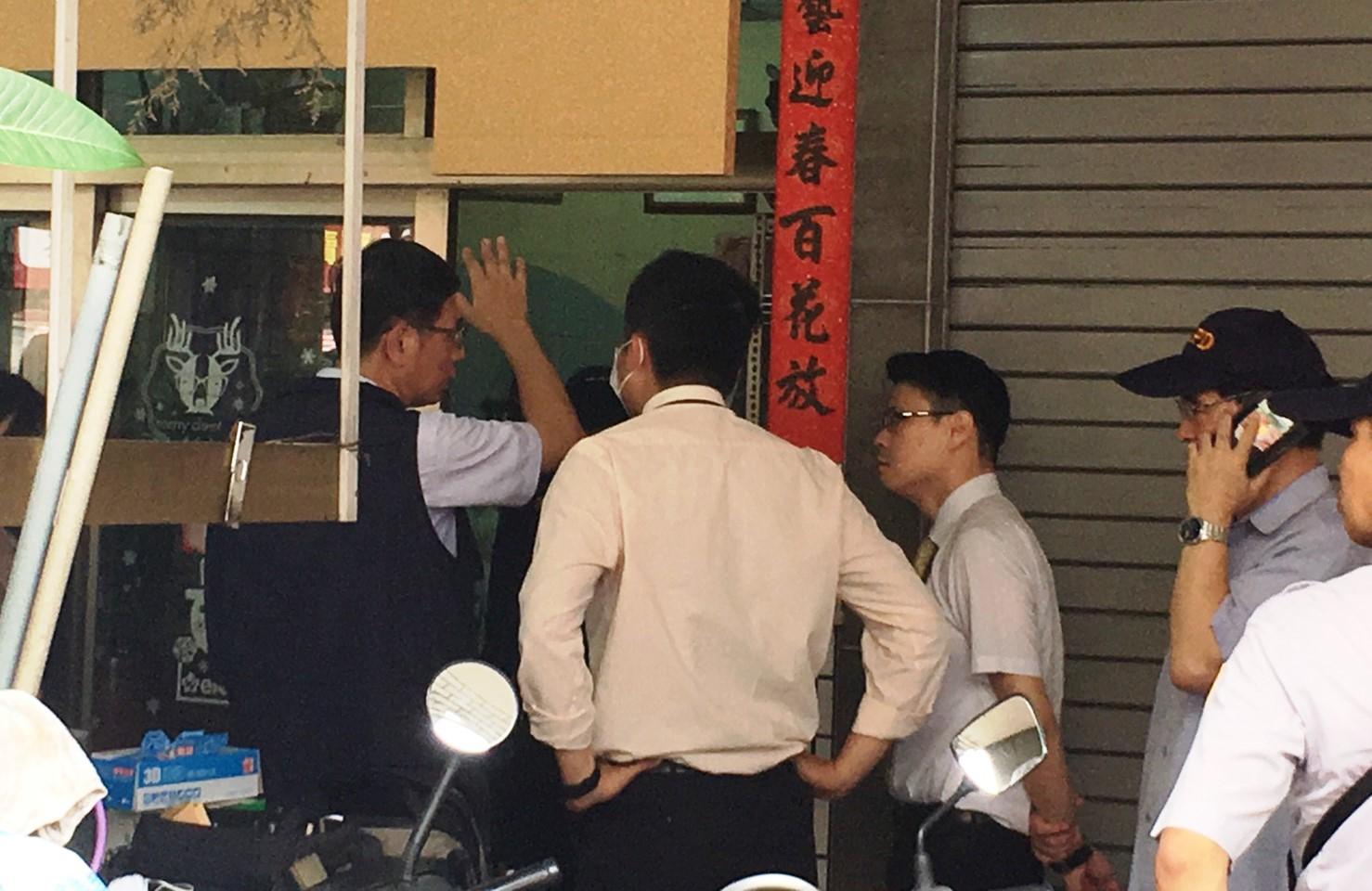 警方在凶嫌住處外研商是否要衝入制伏嫌犯。