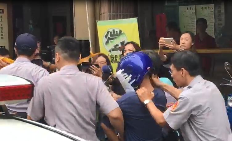 凶嫌在警方勸說下放棄抵抗，被押回偵訊。