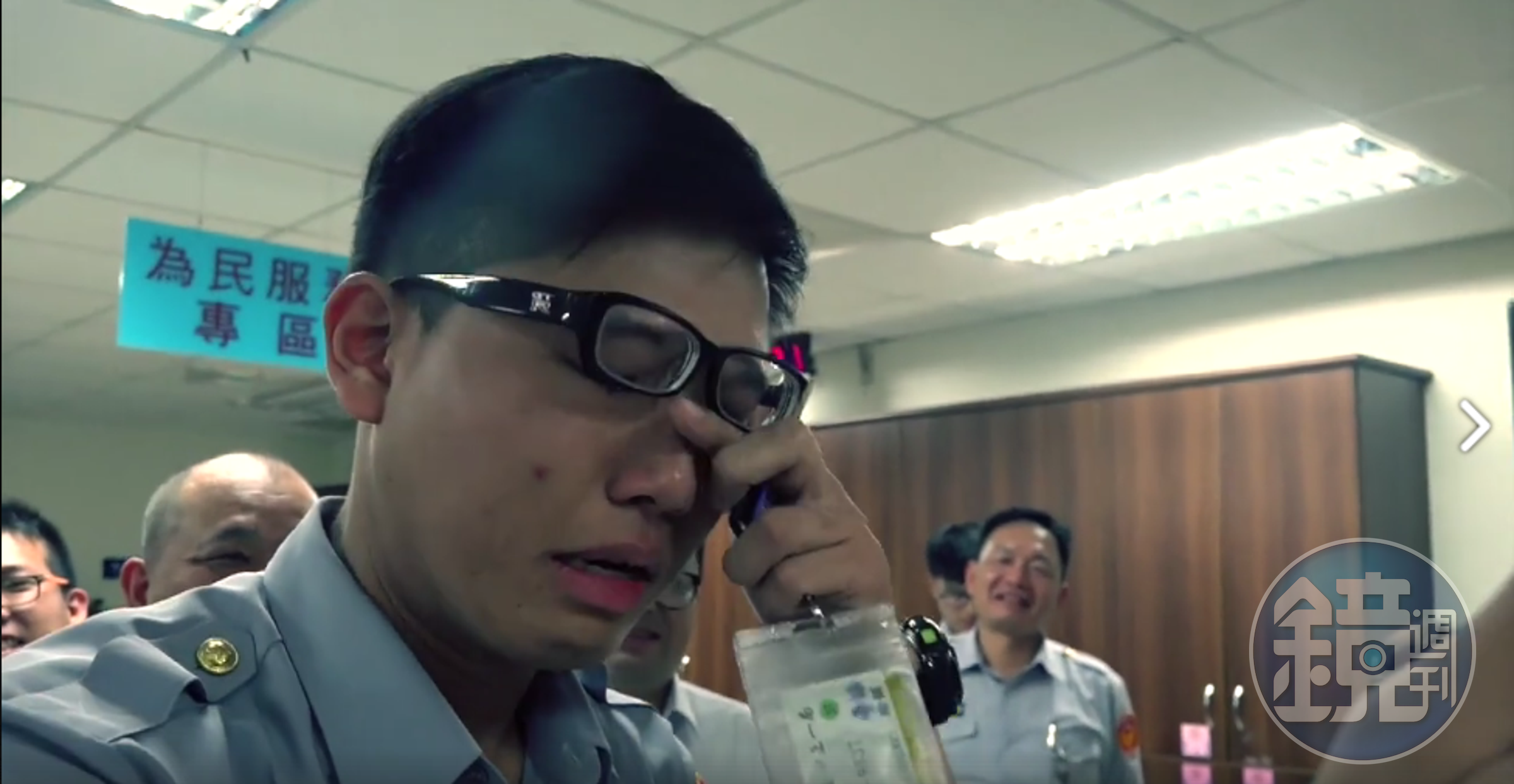 因勤務無法陪伴媽媽過母親節的員警，與媽媽視訊時感性落淚。