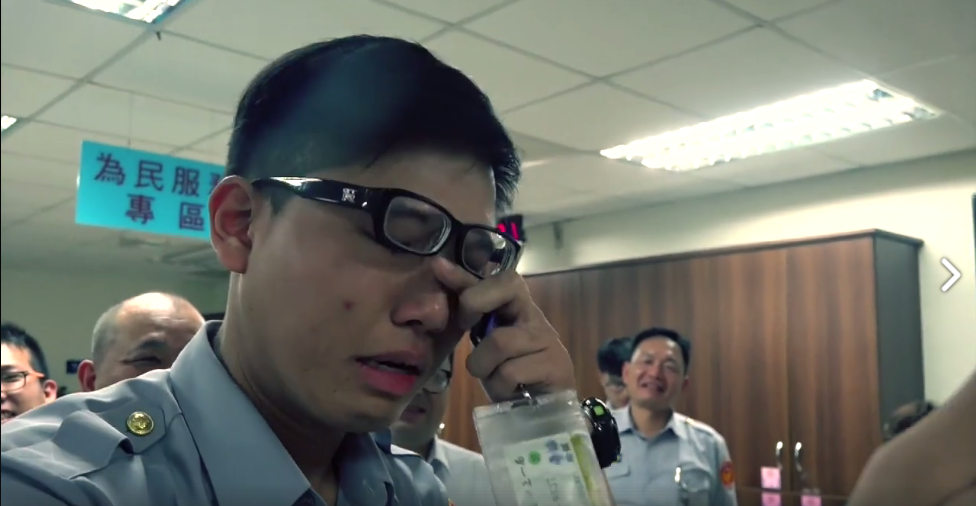 因勤務無法陪伴媽媽過母親節的員警，與媽媽視訊時感性落淚。