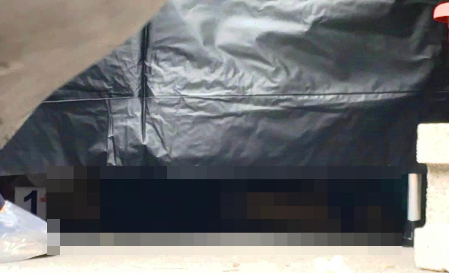 林女遺體在保全罩隔離下，由檢警相驗。