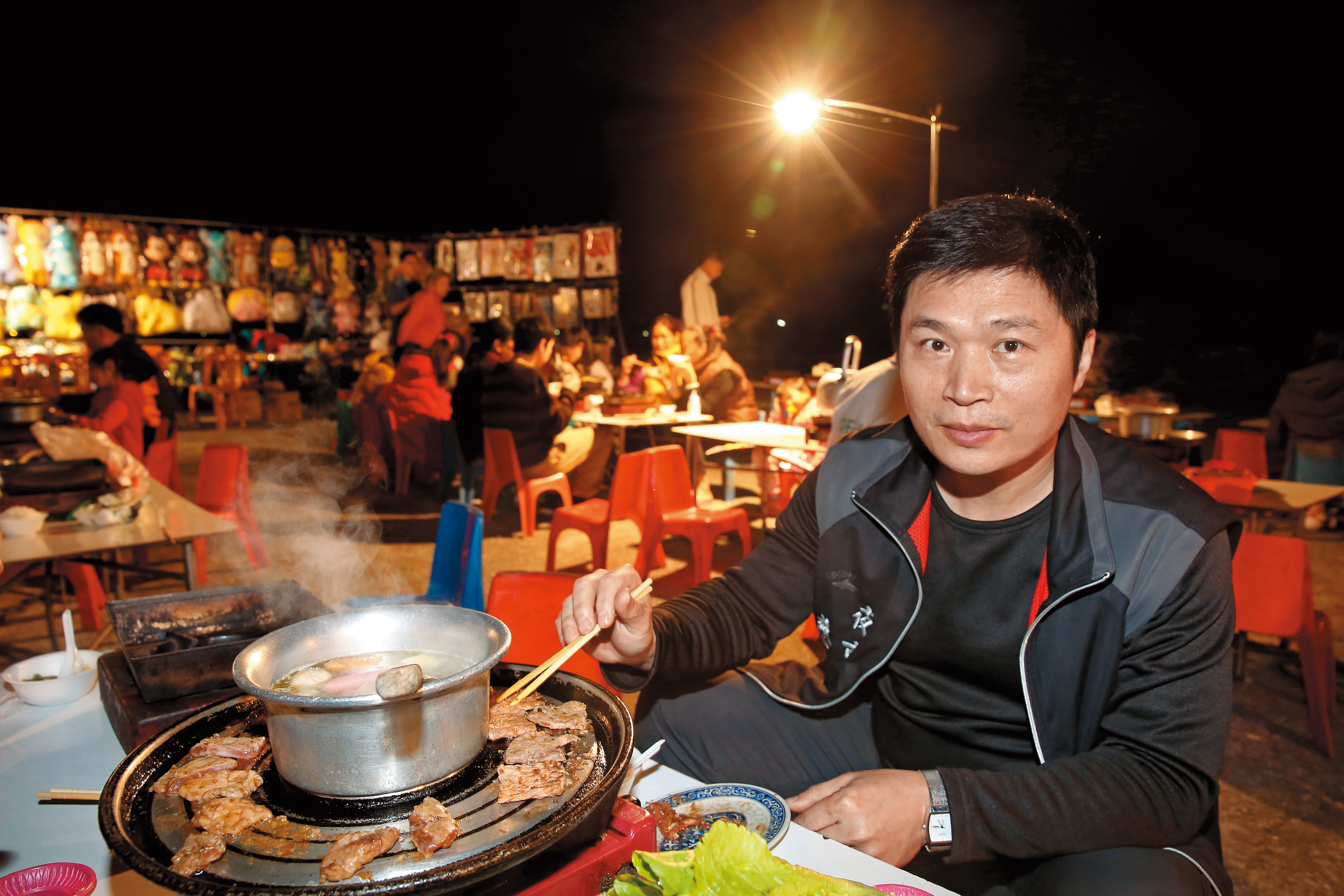 剛創業時，潘茂榮每天工作15個小時，如今他在夜市的火鍋攤位生意甚好。