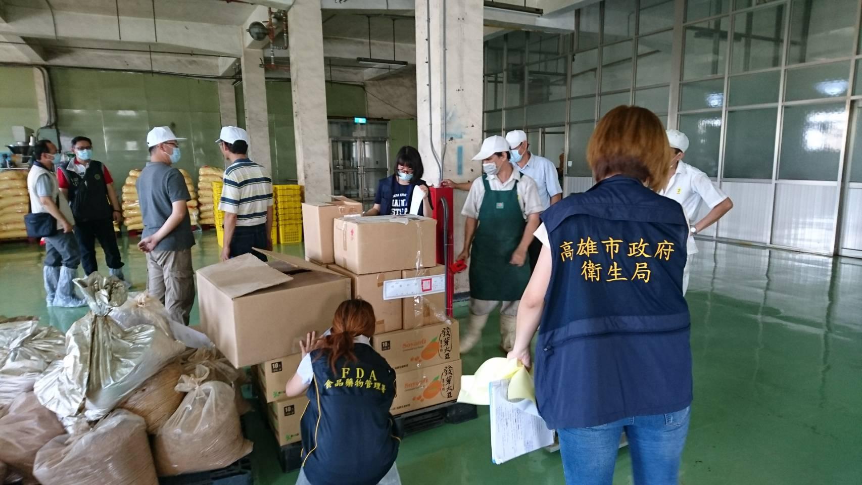 高雄市政府衛生局昨日稽查裕榮公司，發現該公司使用過期原料製造5項產品，並在市場上販售多時。