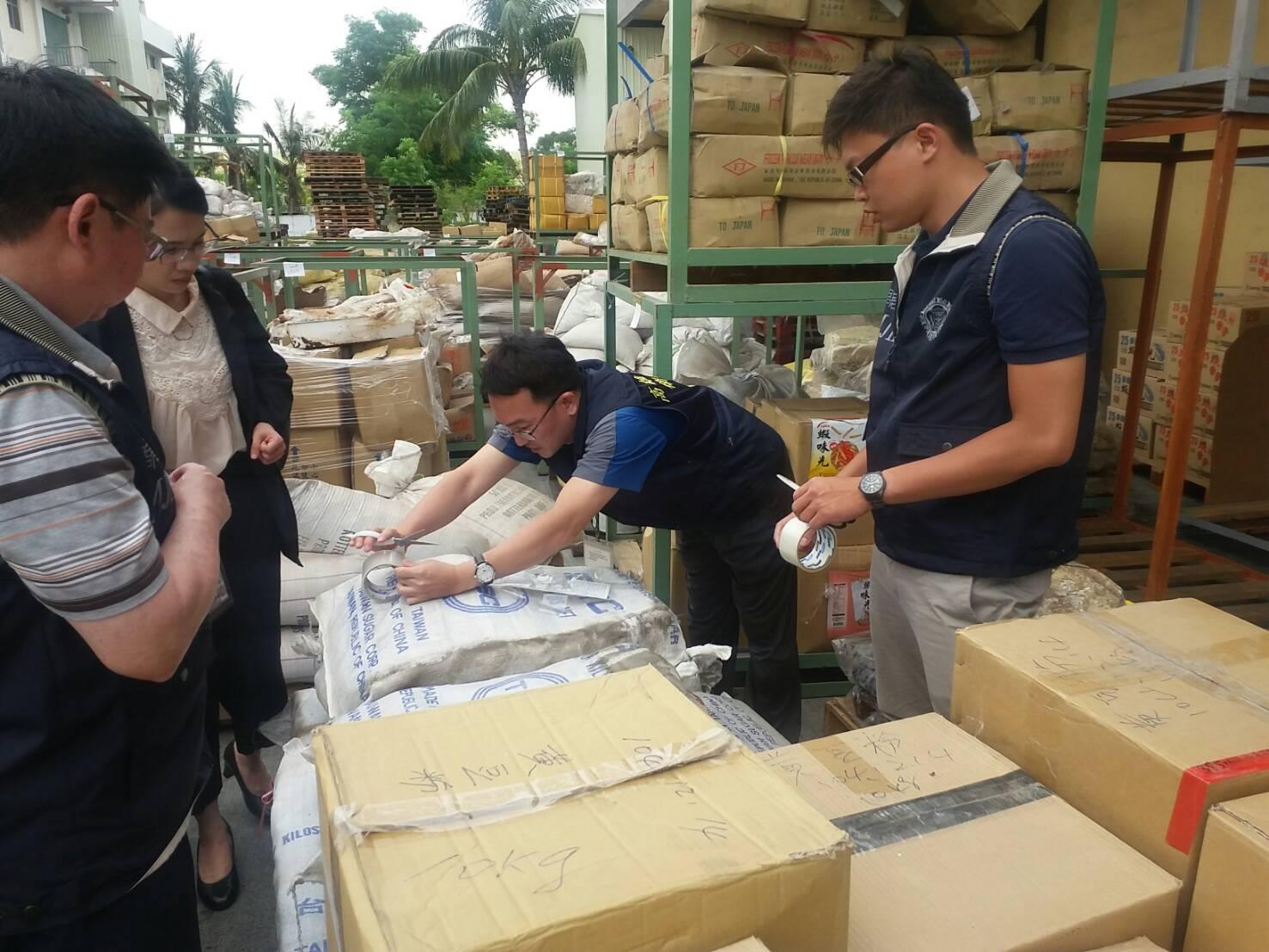 稽查人員在製造加工廠，總共封查超過2千公斤的違規原料和產品。