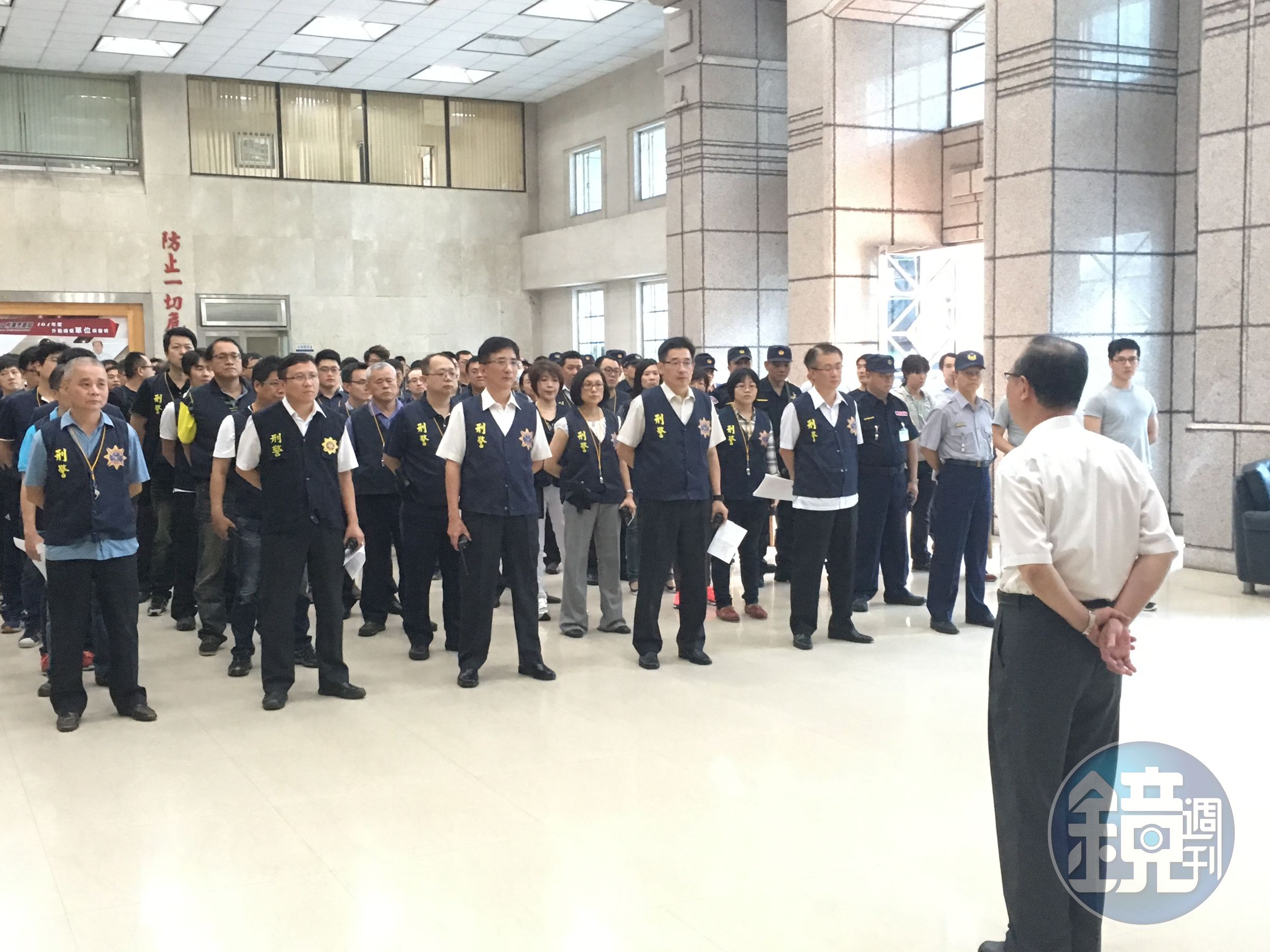 刑事局出動百人列隊，由指揮官宣布萬安演習開始。