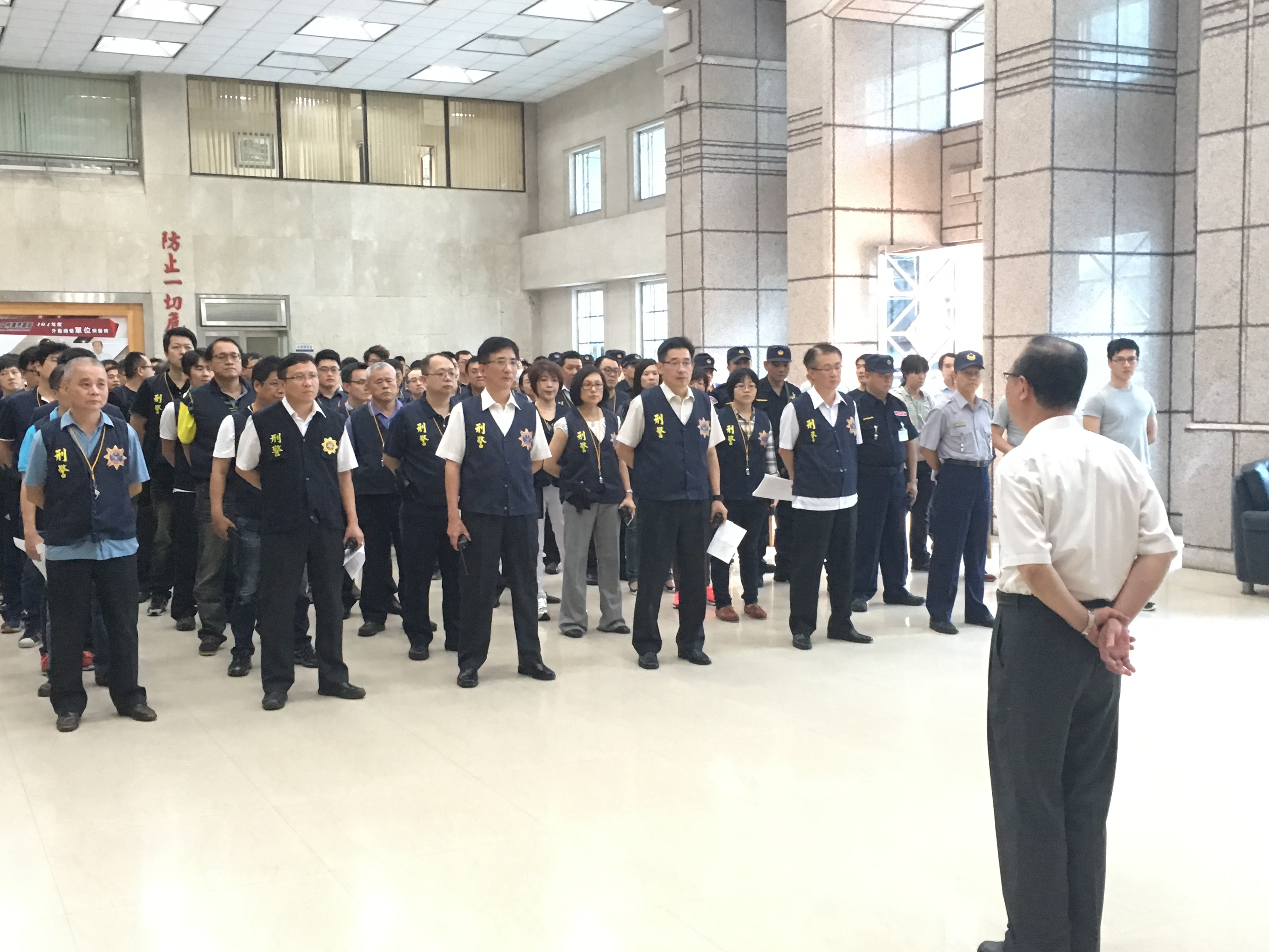 刑事局出動百人列隊，由指揮官宣布萬安演習開始。