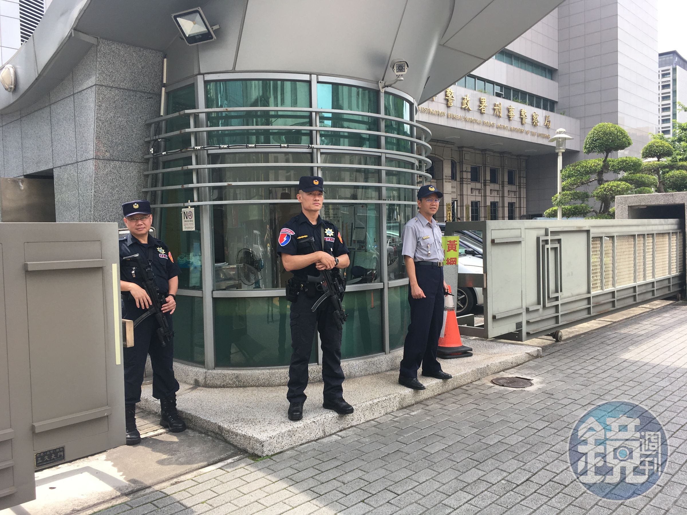 霹靂小組手持MP5衝鋒槍，鎮守刑事局大門。