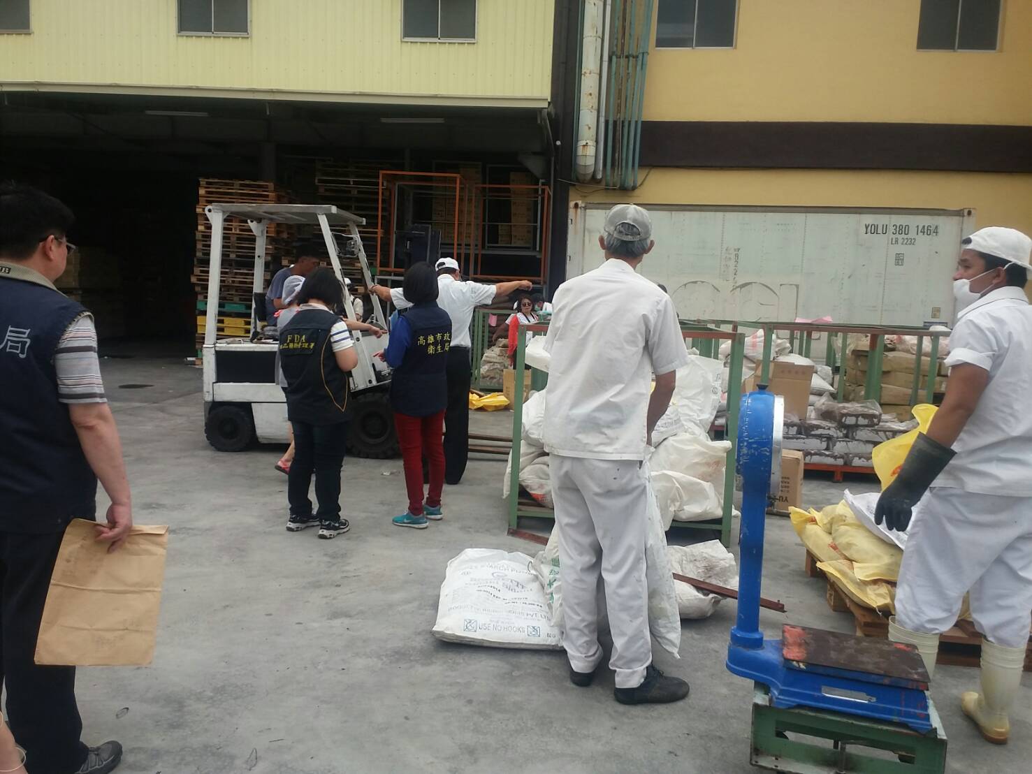 裕榮公司最近才因為工廠有鼠跡、產品標示不清等問題，遭衛生局開罰新台幣12萬元和5萬元。