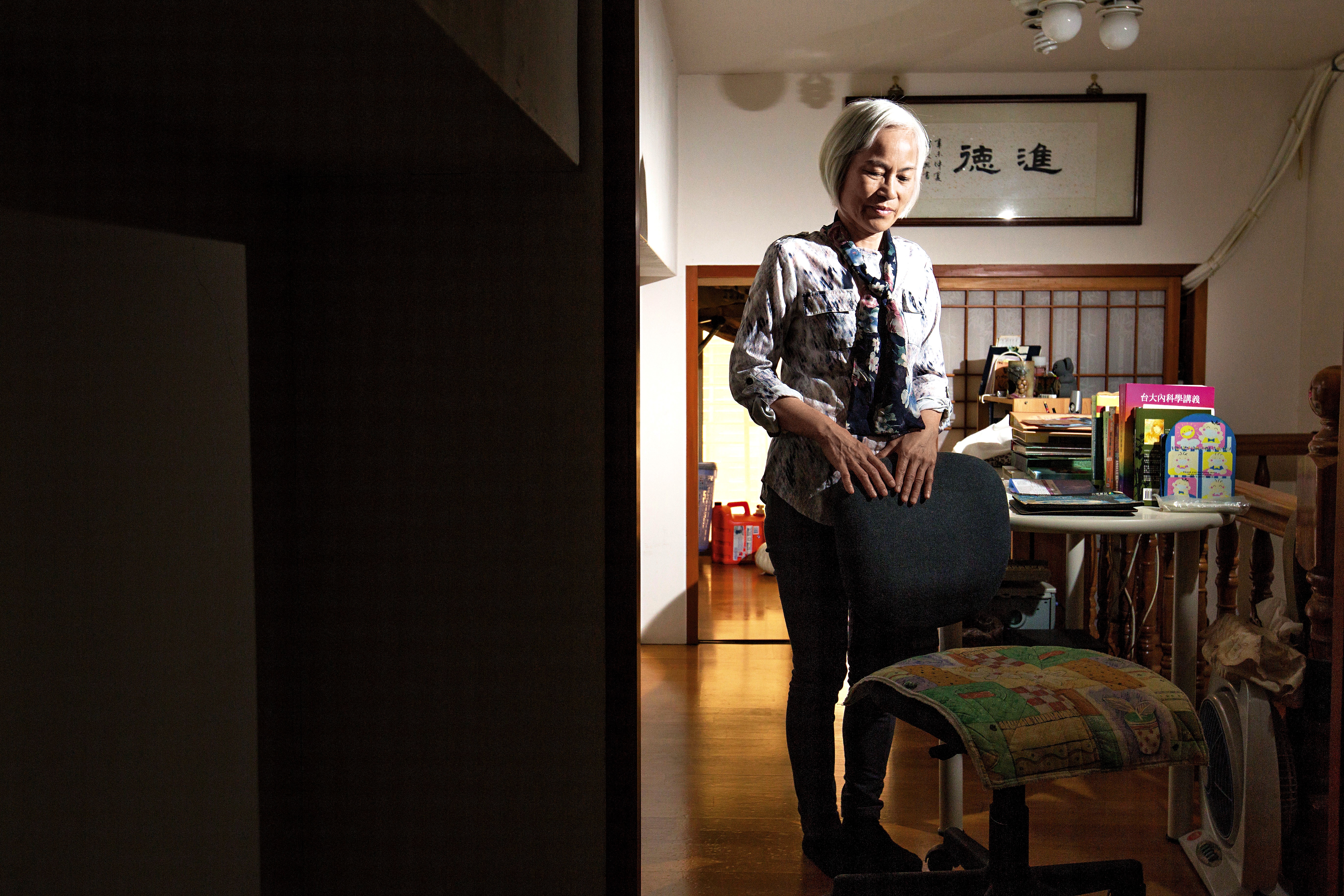 事發4年了,陳敏香仍捨不得整理女兒曾御慈的小套房,輕扶著女兒的座椅,彷彿女兒就在那裡。