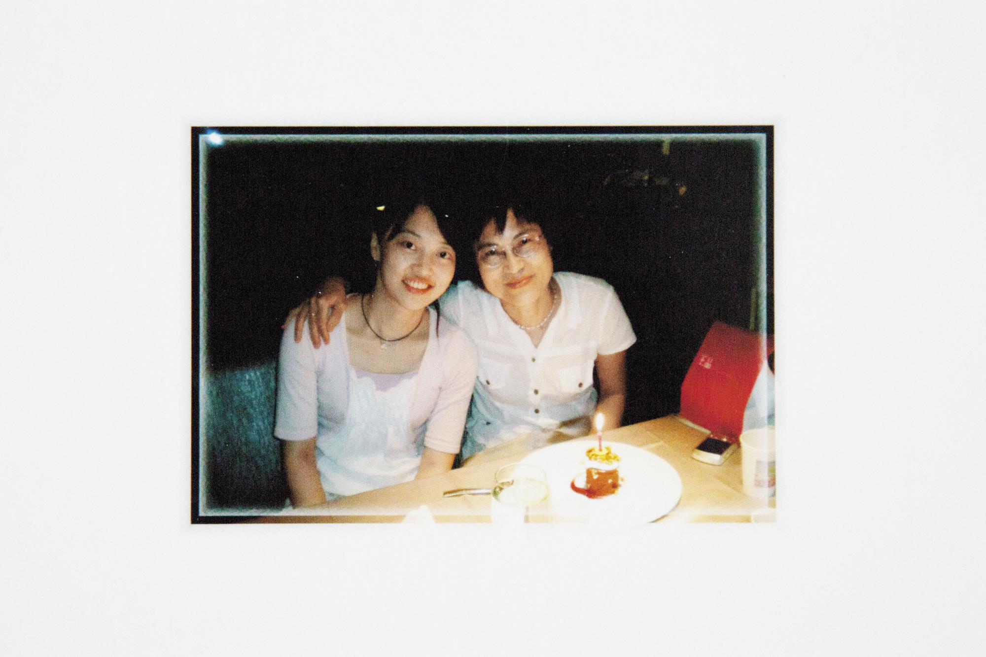 曾御慈與母親陳敏香(右)生日相差10天,2人總是一起過生日。(陳敏香提供)