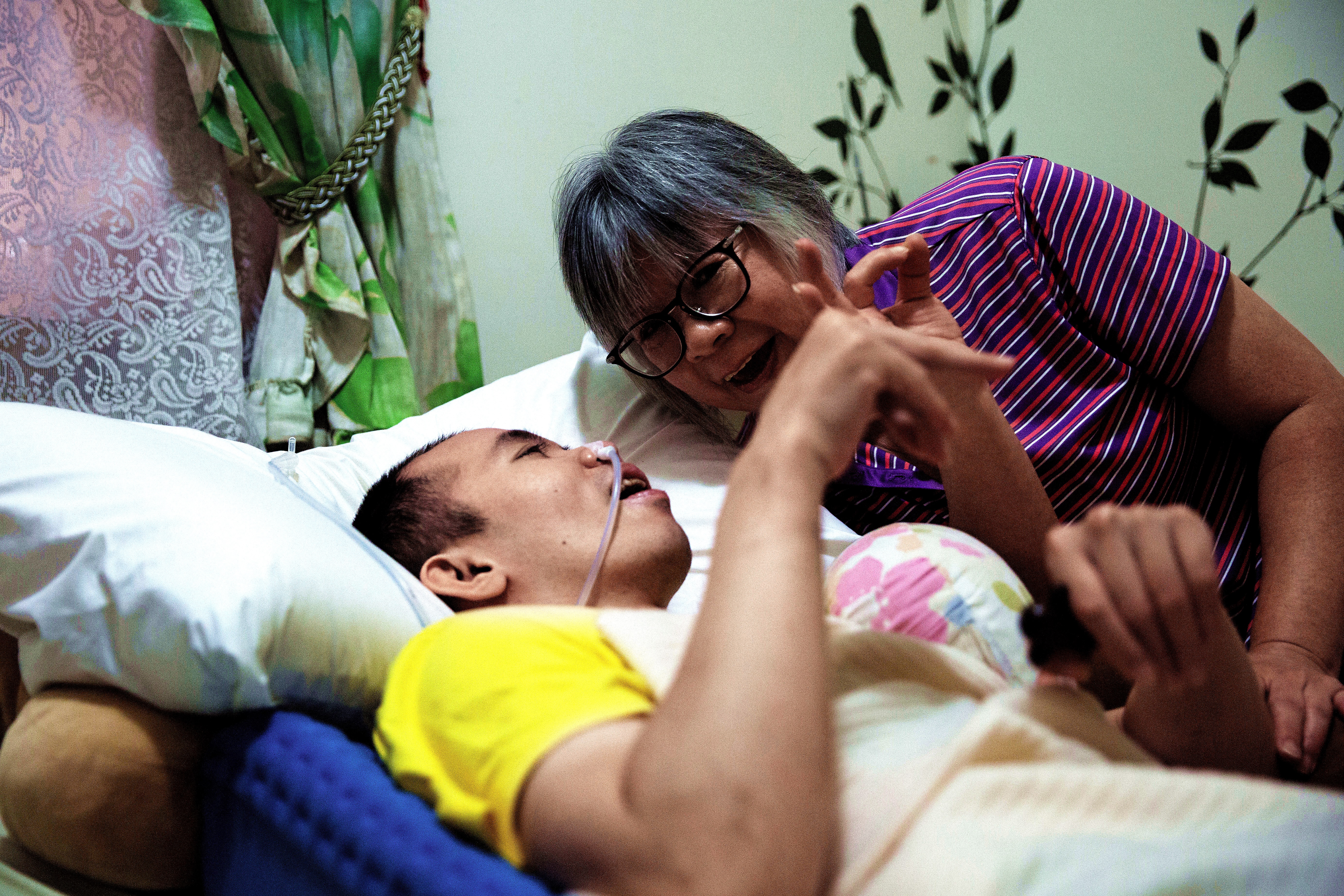 詹庭豪（左）原是大葉大學研究生，當年已完成碩論口試，卻遭酒駕者撞成植物人，6年來都由母親林毓英（右）貼身照顧。