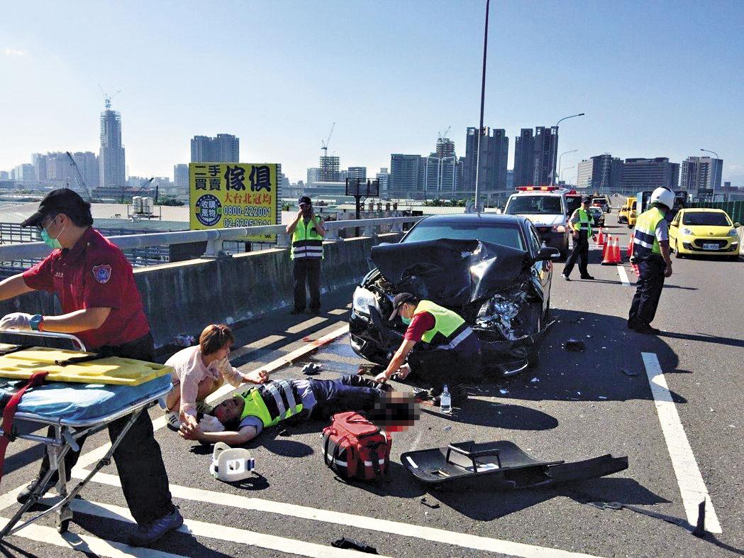 事發當天,陳昭宏在快速道路上執勤,正在置放三角椎時遭酒駕者重撞,雙腿粉碎性骨折,下肢當場血肉模糊。(翻攝網路)