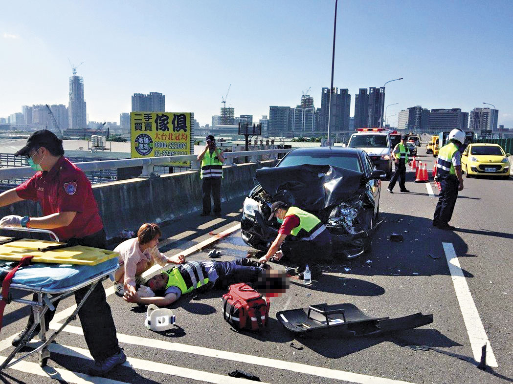 事發當天,陳昭宏在快速道路上執勤,正在置放三角椎時遭酒駕者重撞,雙腿粉碎性骨折,下肢當場血肉模糊。(翻攝網路)