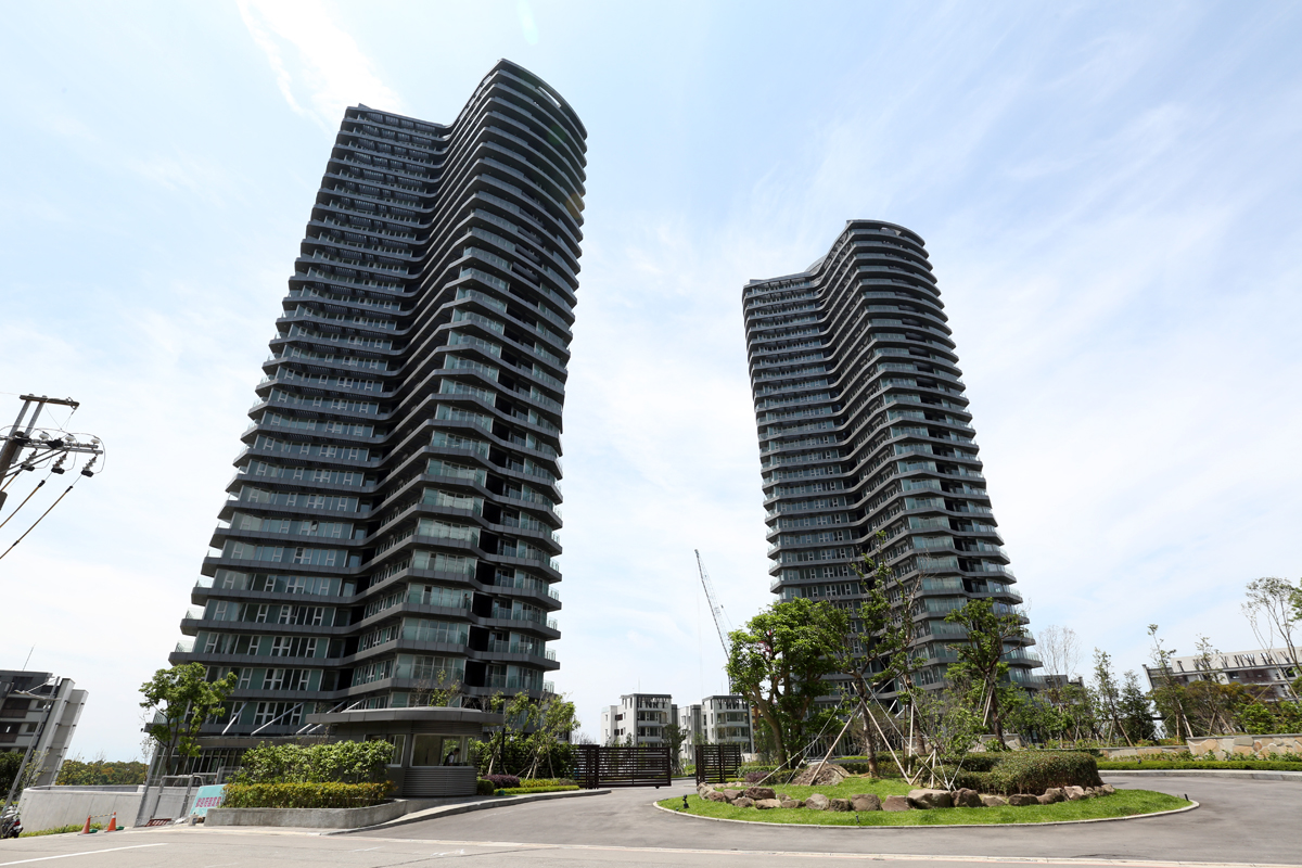 延宕2年半的陸資建案「萬通2011」過戶爭議終於解套。