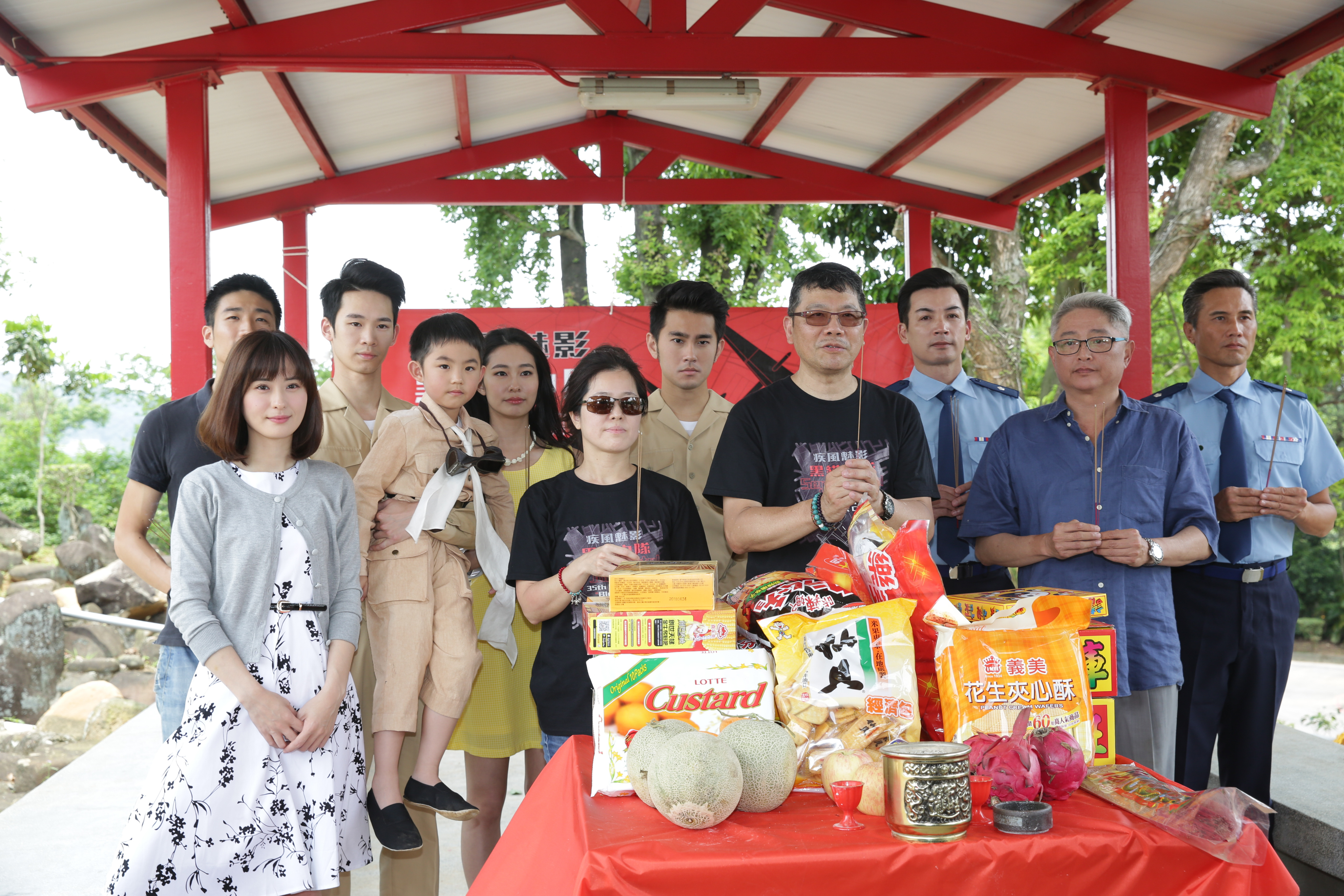 《疾風魅影－黑貓中隊》開鏡，導演楊佈新（右四）率老、中、青3代演員祈求拍攝順利。